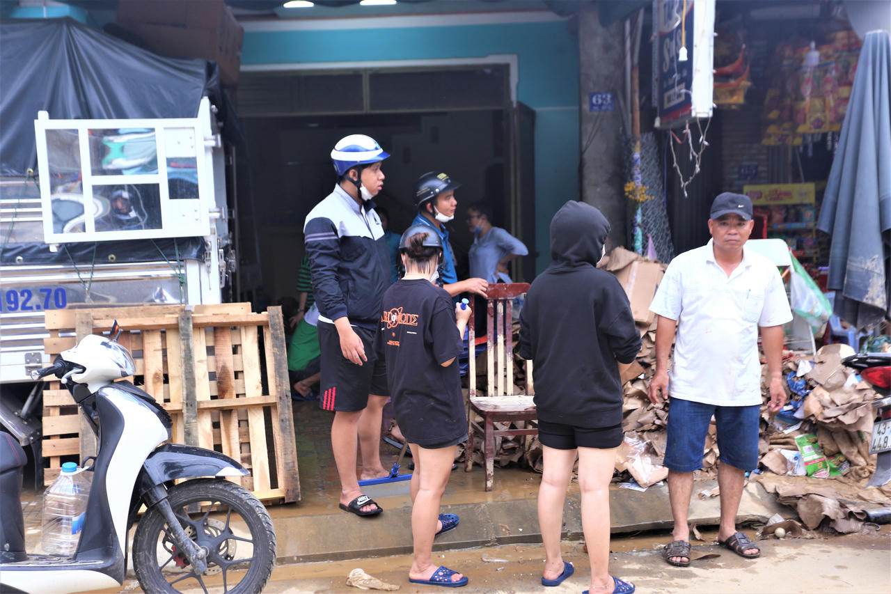 Thẫn thờ tiếc tài sản bị hủy hoại dưới nước lũ ở Đà Nẵng