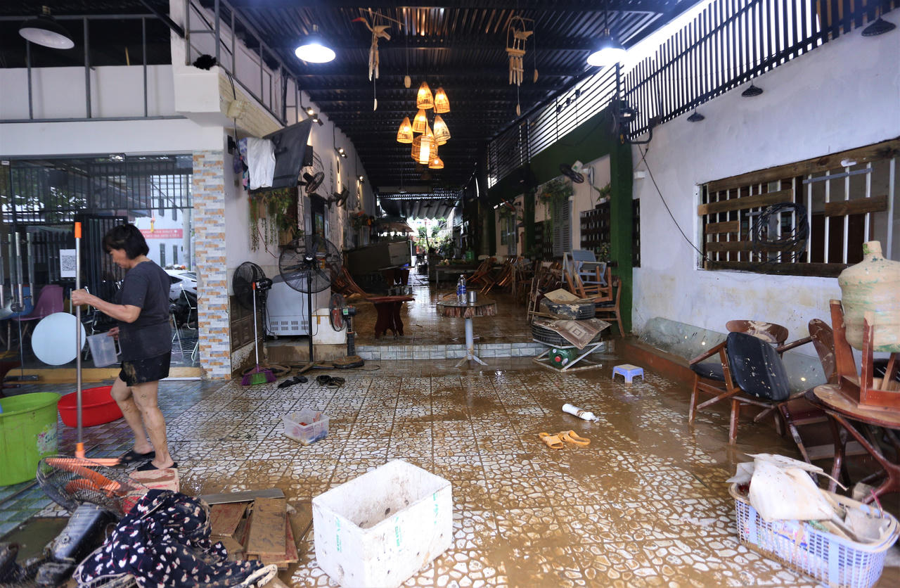 Thẫn thờ tiếc tài sản bị hủy hoại dưới nước lũ ở Đà Nẵng