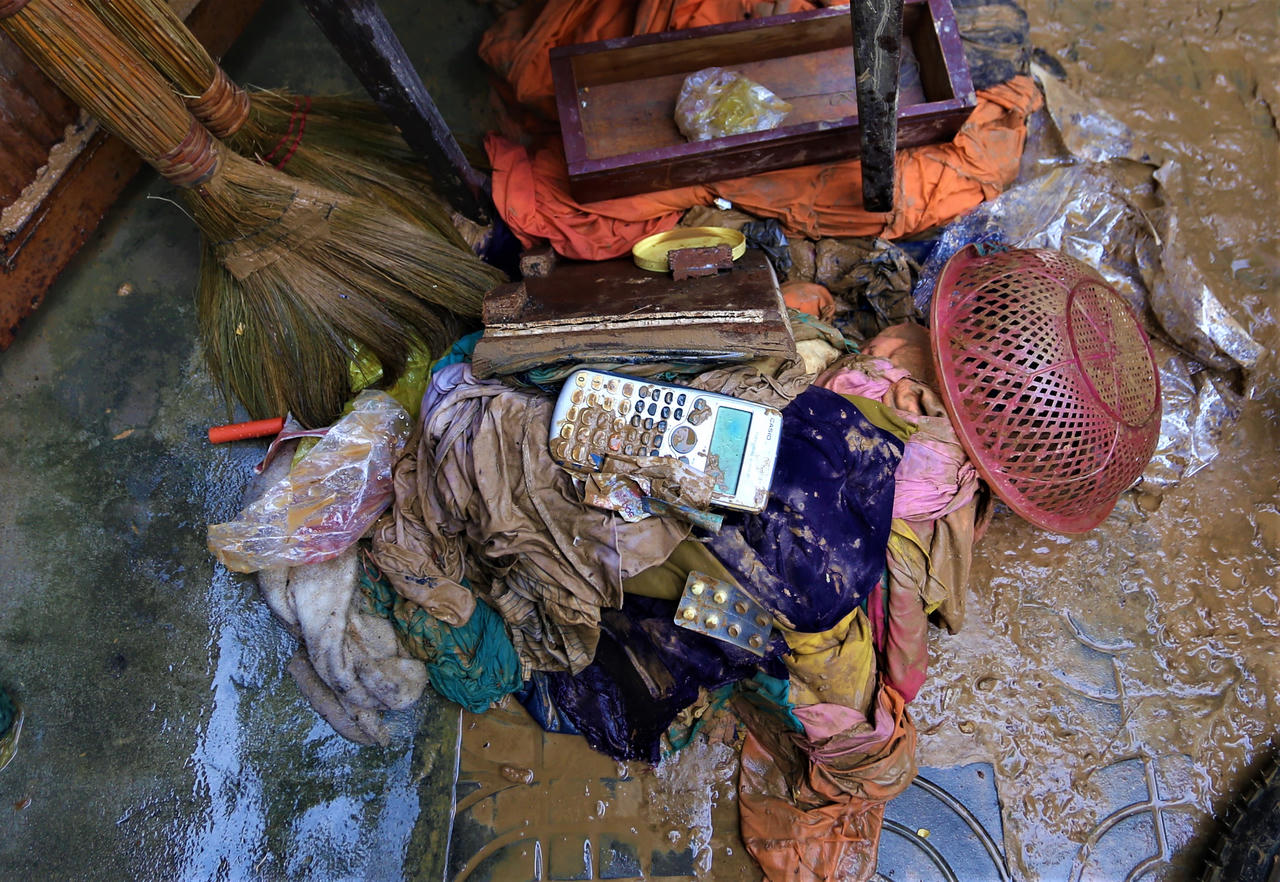 Thẫn thờ tiếc tài sản bị hủy hoại dưới nước lũ ở Đà Nẵng