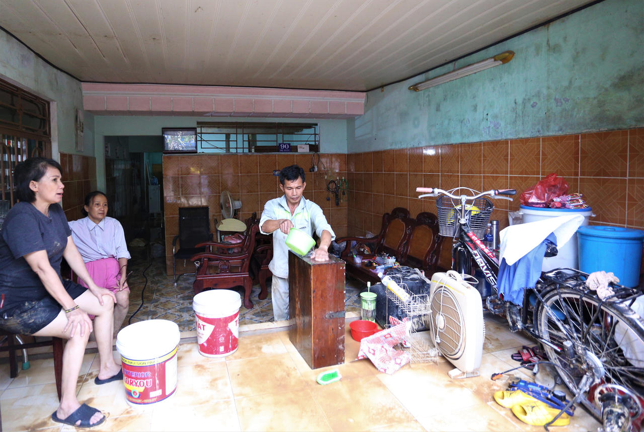 Thẫn thờ tiếc tài sản bị hủy hoại dưới nước lũ ở Đà Nẵng