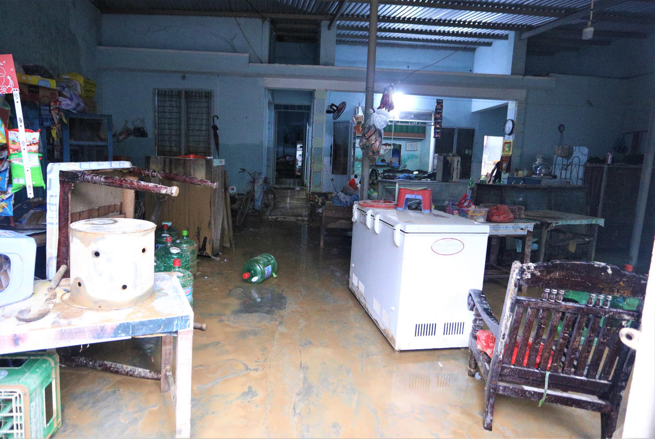 Thẫn thờ tiếc tài sản bị hủy hoại dưới nước lũ ở Đà Nẵng