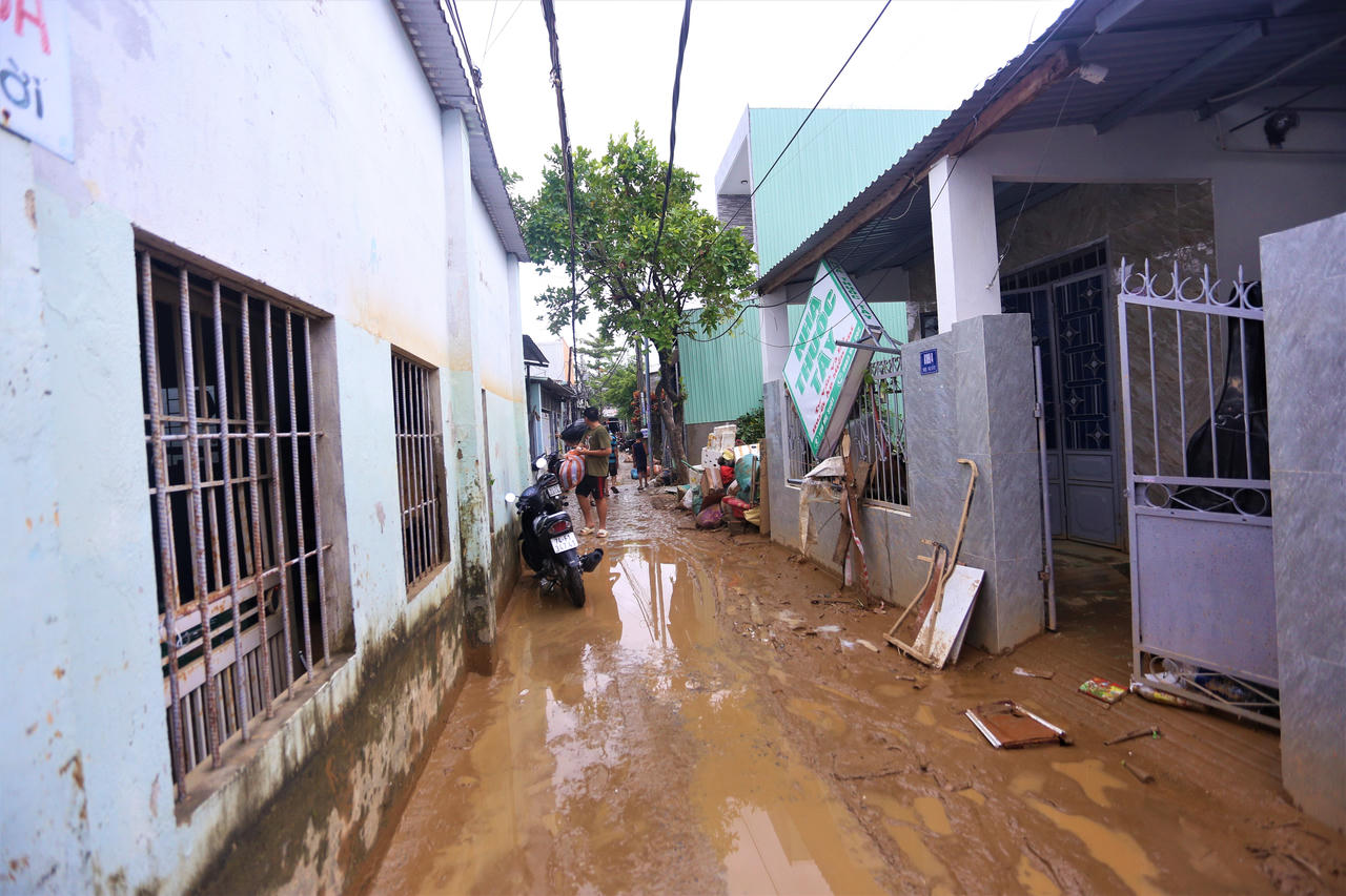 Thẫn thờ tiếc tài sản bị hủy hoại dưới nước lũ ở Đà Nẵng