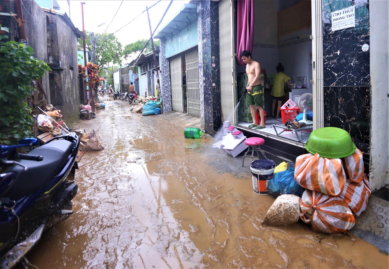 Chủ tịch nước kiểm tra công tác khắc phục thiệt hại bão số 5 và mưa lũ lịch sử tại Đà Nẵng