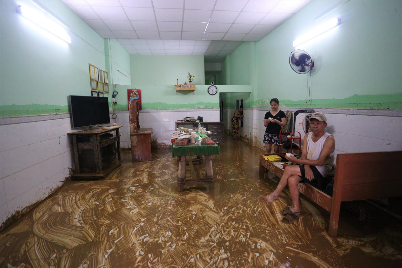 Thẫn thờ tiếc tài sản bị hủy hoại dưới nước lũ ở Đà Nẵng