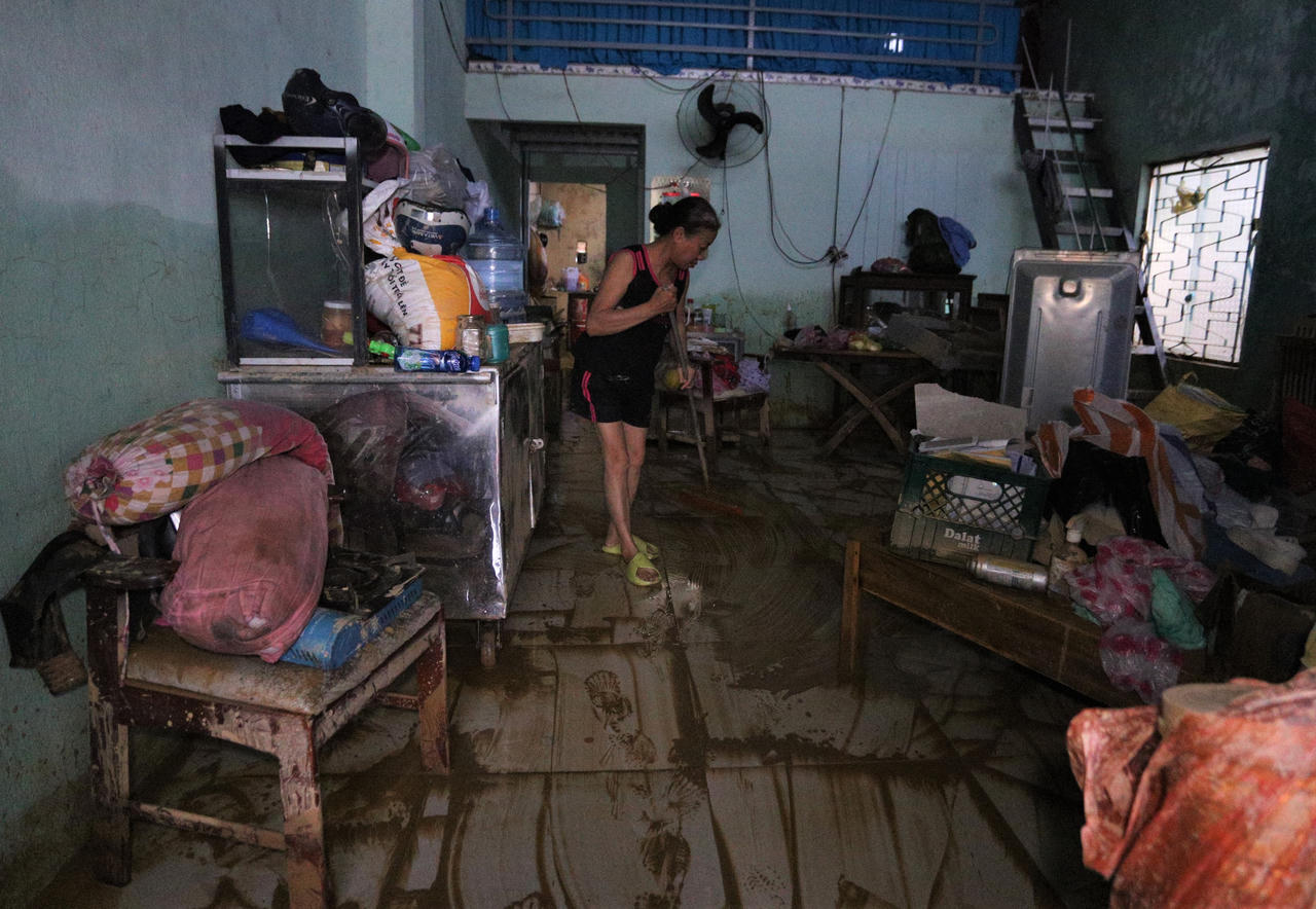 Thẫn thờ tiếc tài sản bị hủy hoại dưới nước lũ ở Đà Nẵng