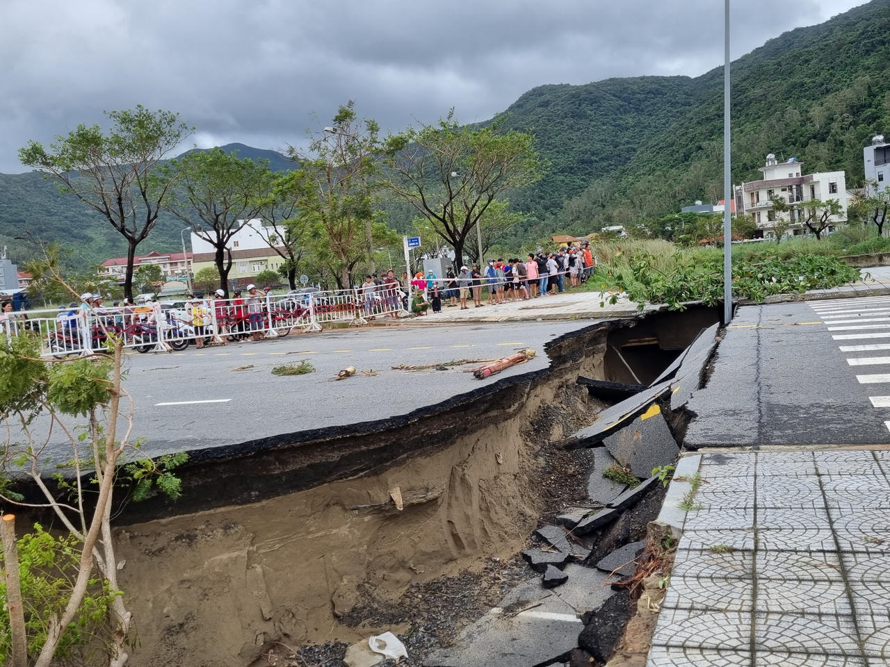 Đà Nẵng: Hầm chui trăm tỷ nước ngập tận nóc, đường phố tan hoang sau trận mưa lũ lịch sử