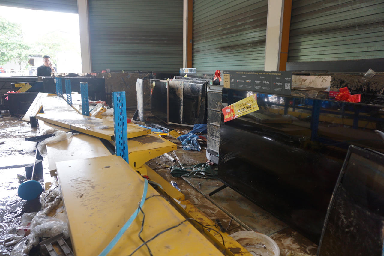 Thẫn thờ tiếc tài sản bị hủy hoại dưới nước lũ ở Đà Nẵng