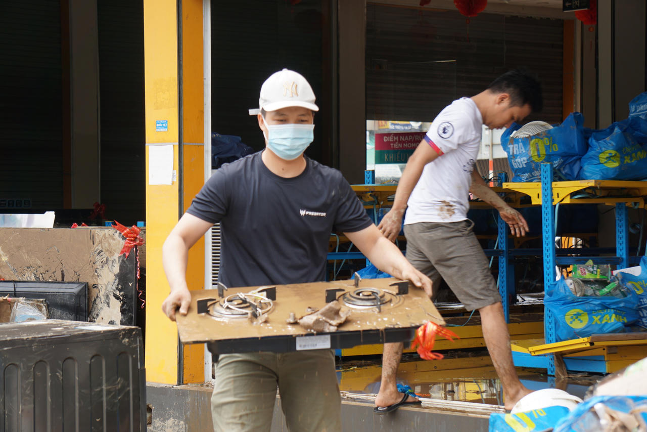 Thẫn thờ tiếc tài sản bị hủy hoại dưới nước lũ ở Đà Nẵng