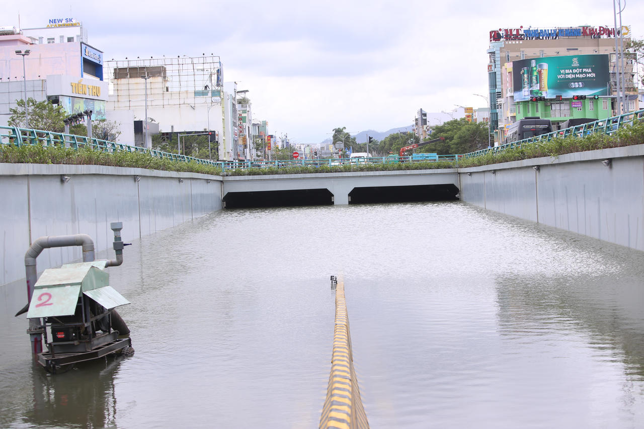 Đà Nẵng: Hầm chui trăm tỷ nước ngập tận nóc, đường phố tan hoang sau trận mưa lũ lịch sử