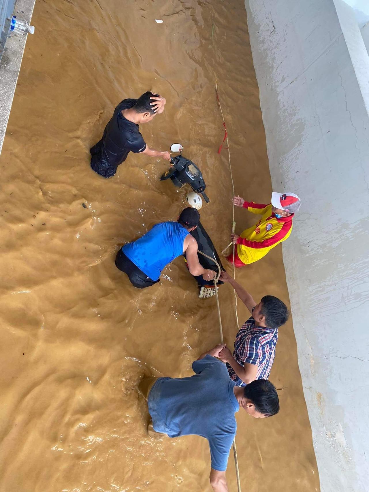 Thẫn thờ tiếc tài sản bị hủy hoại dưới nước lũ ở Đà Nẵng