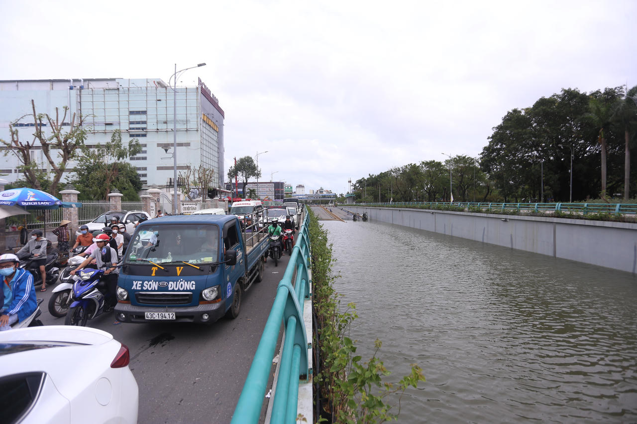Đà Nẵng: Hầm chui trăm tỷ nước ngập tận nóc, đường phố tan hoang sau trận mưa lũ lịch sử