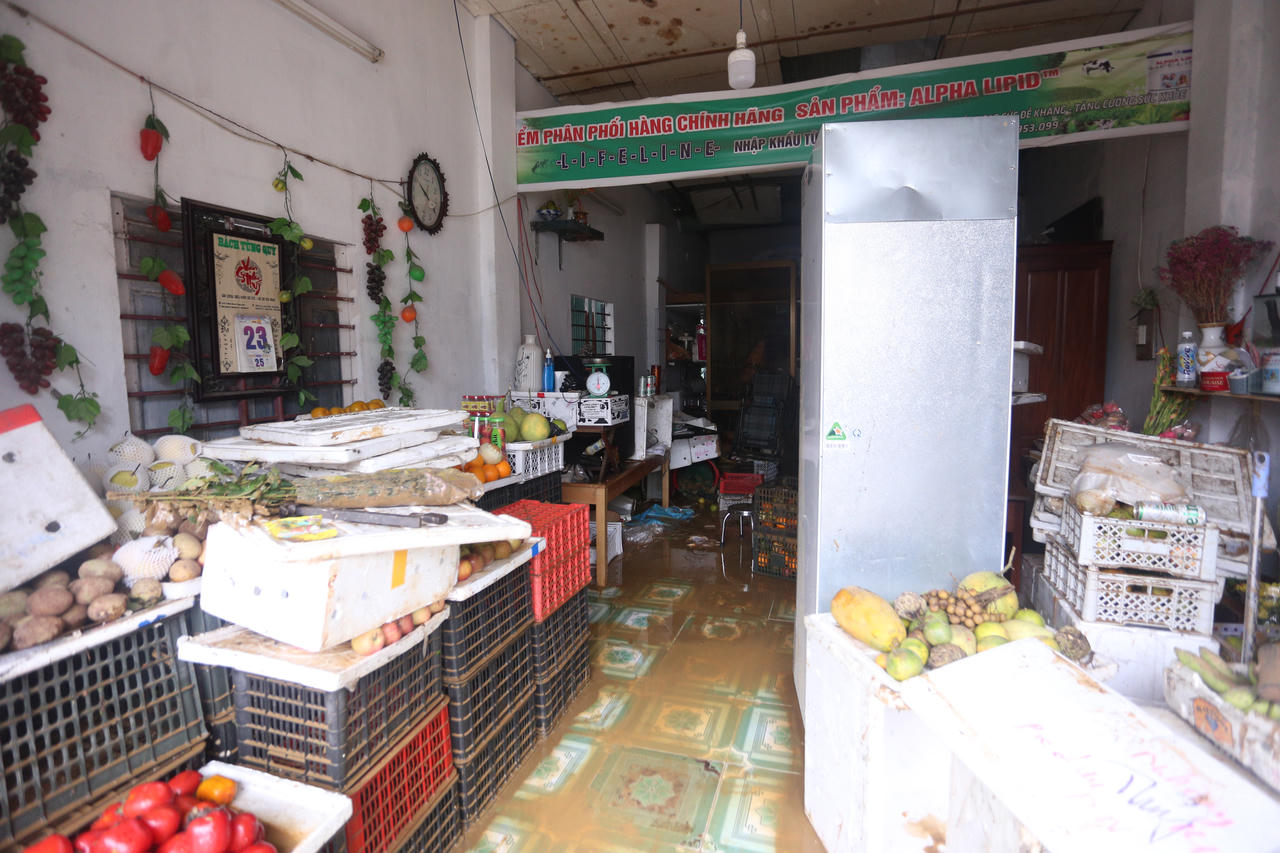 Thẫn thờ tiếc tài sản bị hủy hoại dưới nước lũ ở Đà Nẵng