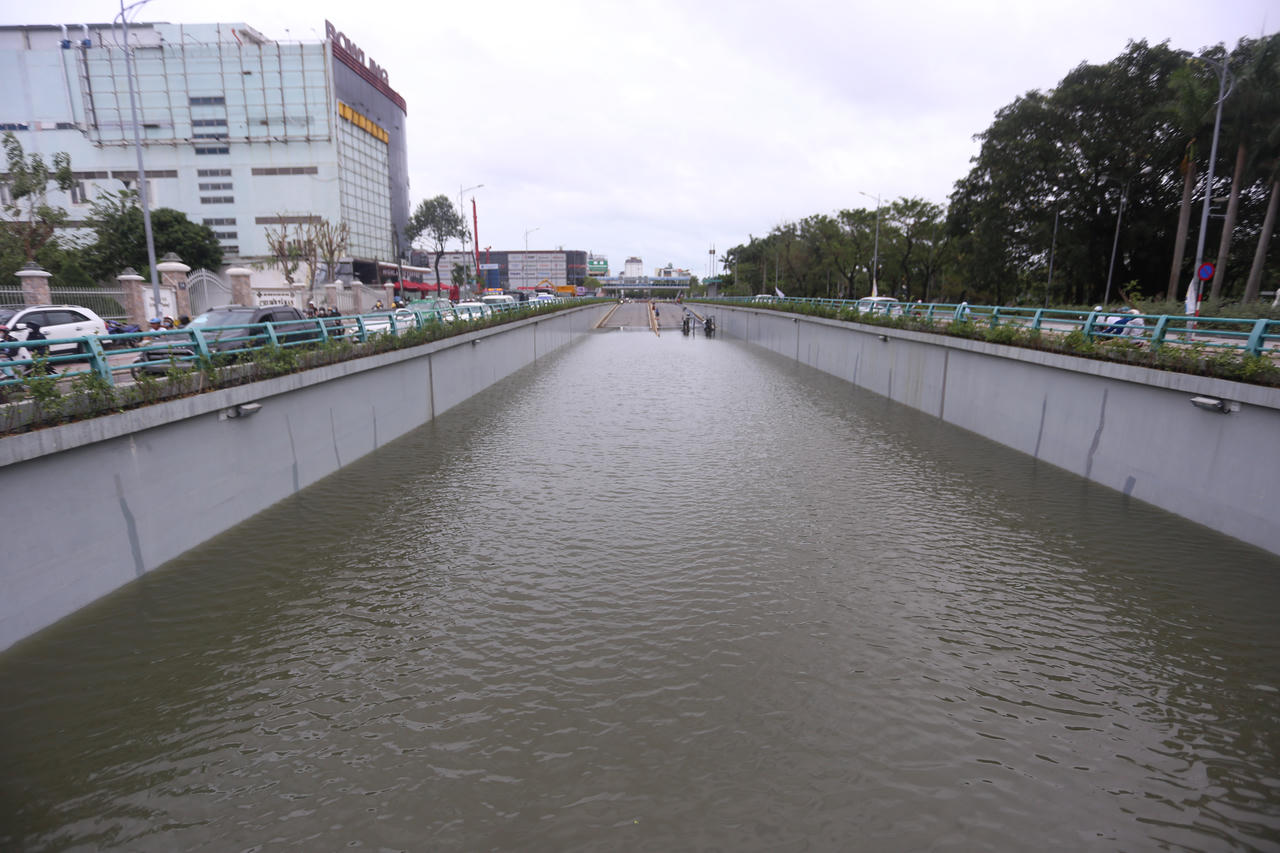 Đà Nẵng: Hầm chui trăm tỷ nước ngập tận nóc, đường phố tan hoang sau trận mưa lũ lịch sử