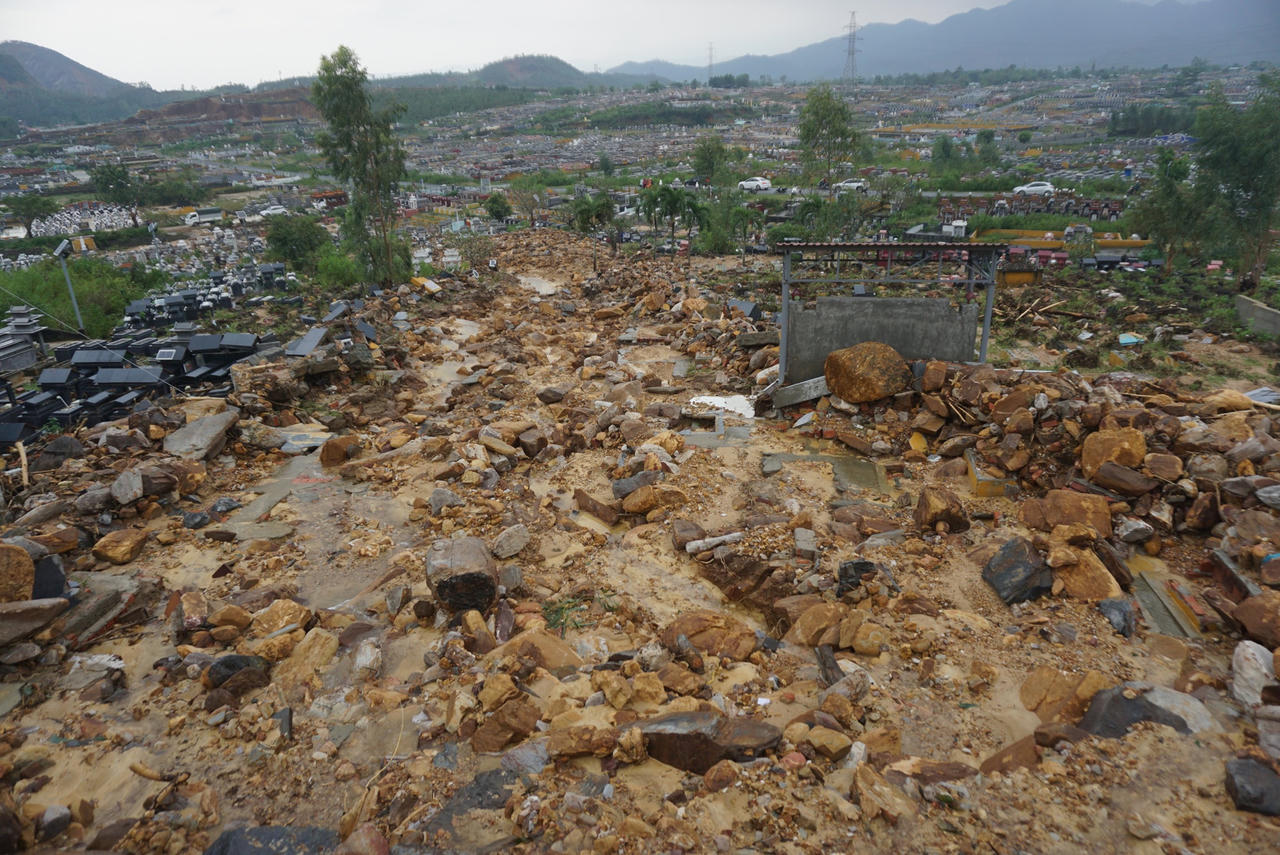 Xót xa hàng ngàn ngôi mộ tại nghĩa trang lớn nhất Đà Nẵng bị mưa lũ cuốn trôi, vùi lấp