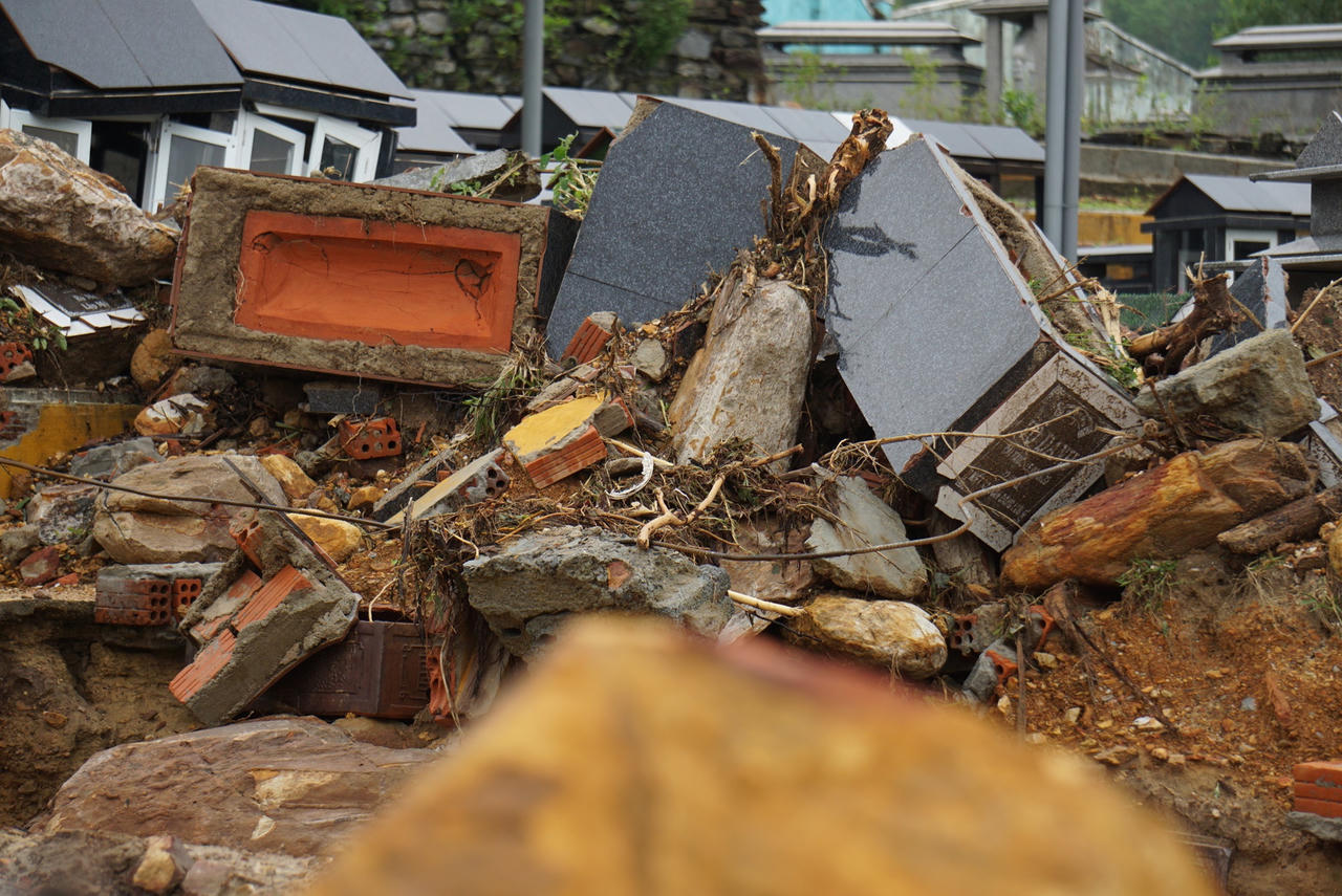 Xót xa hàng ngàn ngôi mộ tại nghĩa trang lớn nhất Đà Nẵng bị mưa lũ cuốn trôi, vùi lấp