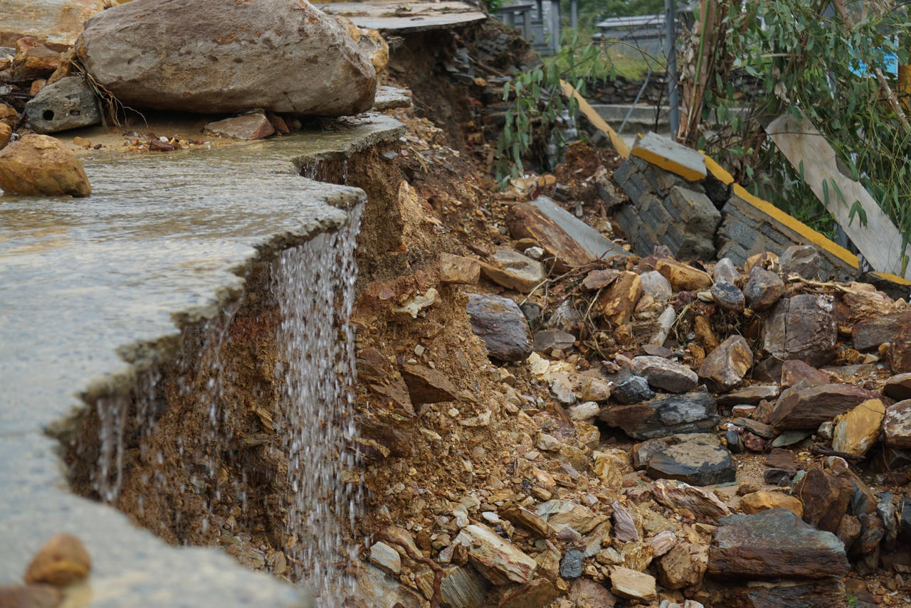 Xót xa hàng ngàn ngôi mộ tại nghĩa trang lớn nhất Đà Nẵng bị mưa lũ cuốn trôi, vùi lấp