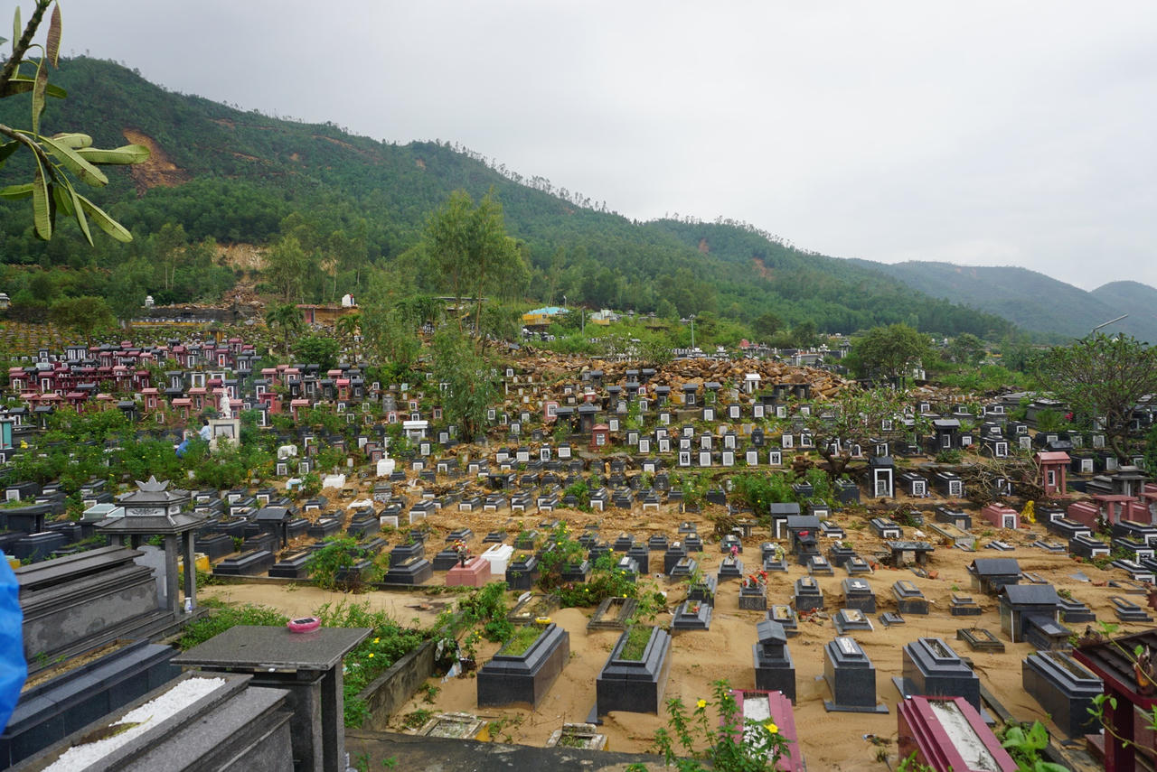 Xót xa hàng ngàn ngôi mộ tại nghĩa trang lớn nhất Đà Nẵng bị mưa lũ cuốn trôi, vùi lấp