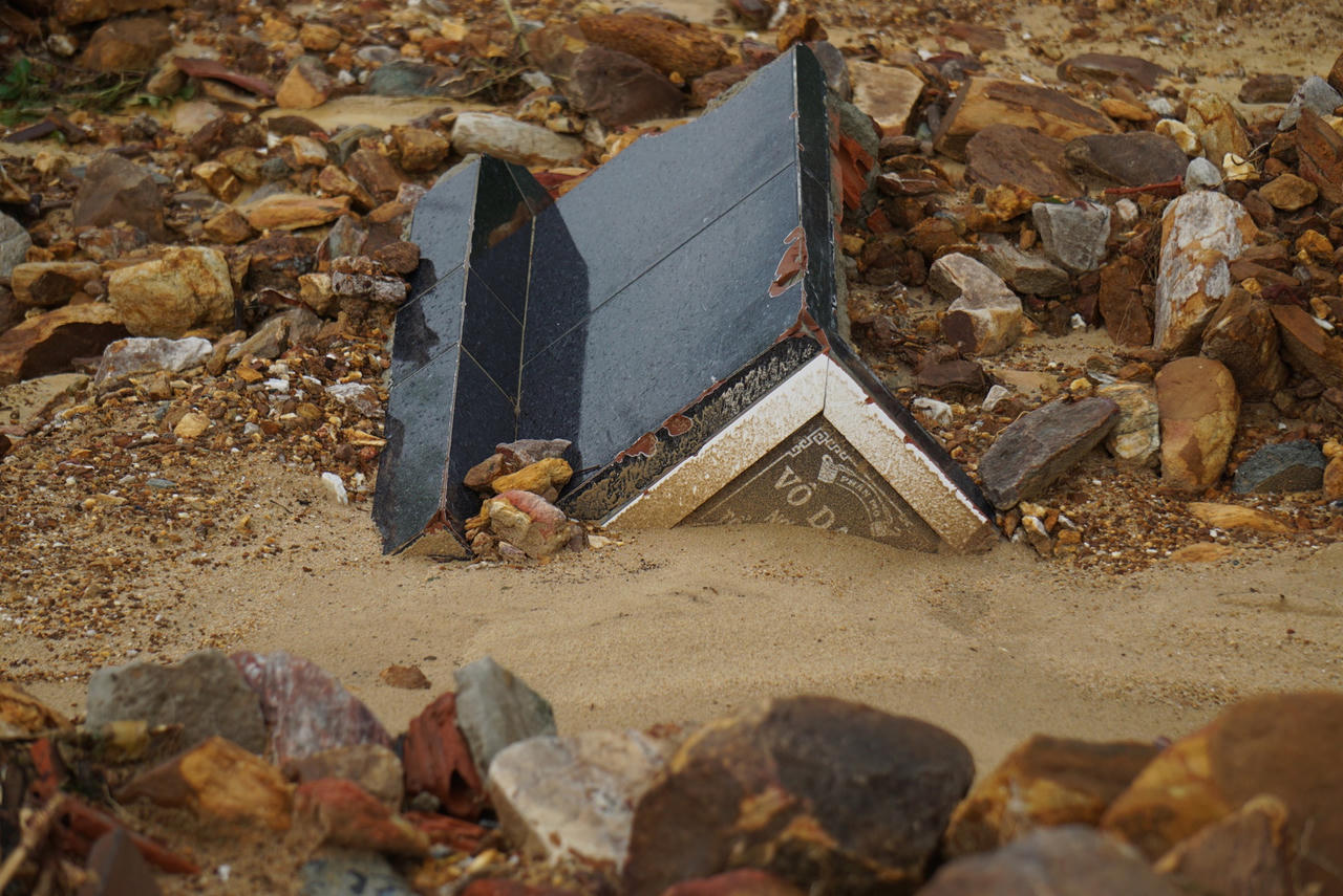 Xót xa hàng ngàn ngôi mộ tại nghĩa trang lớn nhất Đà Nẵng bị mưa lũ cuốn trôi, vùi lấp