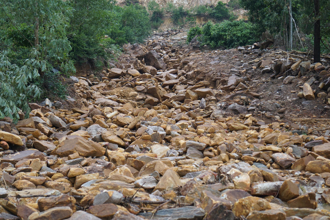 Xót xa hàng ngàn ngôi mộ tại nghĩa trang lớn nhất Đà Nẵng bị mưa lũ cuốn trôi, vùi lấp