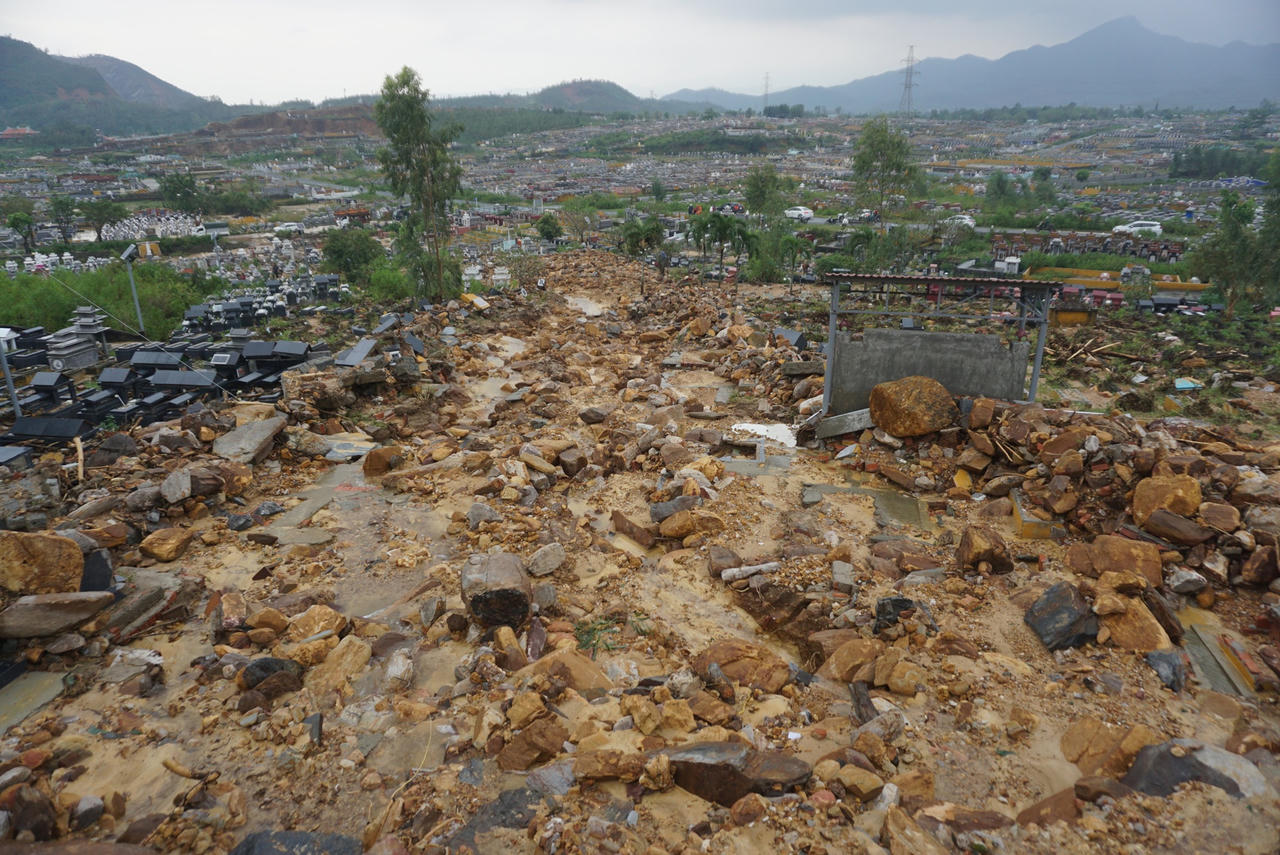 Xót xa hàng ngàn ngôi mộ tại nghĩa trang lớn nhất Đà Nẵng bị mưa lũ cuốn trôi, vùi lấp