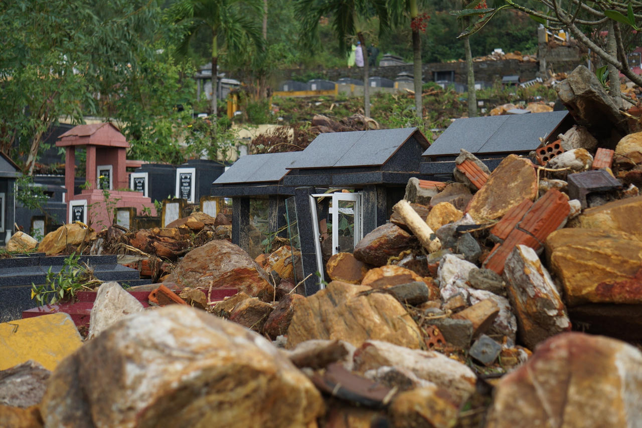 Xót xa hàng ngàn ngôi mộ tại nghĩa trang lớn nhất Đà Nẵng bị mưa lũ cuốn trôi, vùi lấp