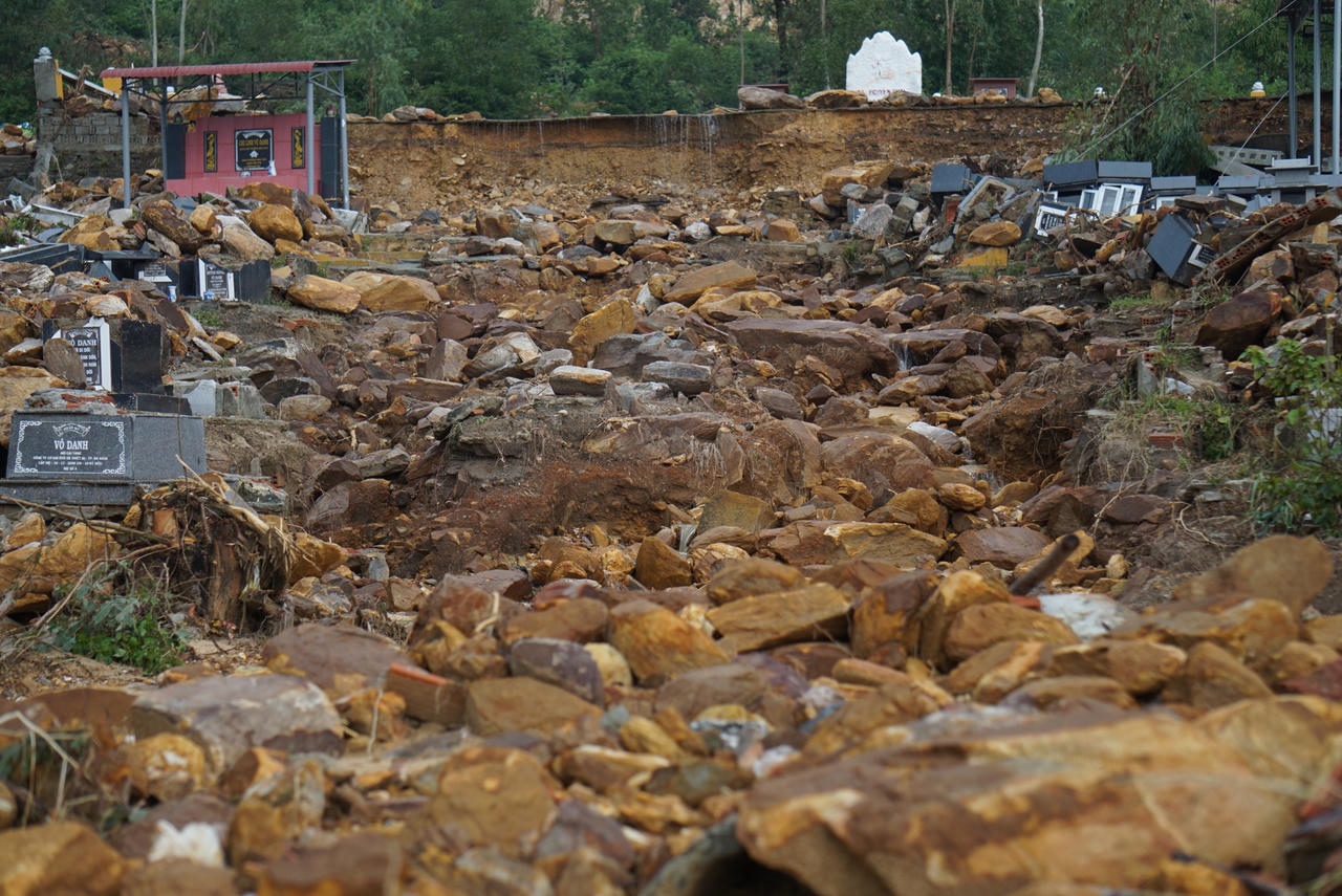 Xót xa hàng ngàn ngôi mộ tại nghĩa trang lớn nhất Đà Nẵng bị mưa lũ cuốn trôi, vùi lấp