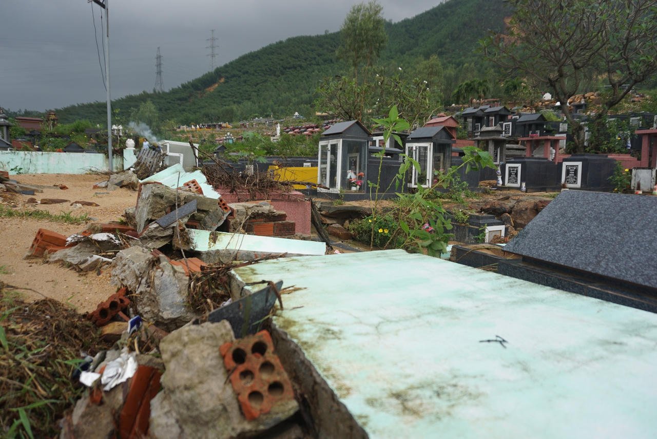 Xót xa hàng ngàn ngôi mộ tại nghĩa trang lớn nhất Đà Nẵng bị mưa lũ cuốn trôi, vùi lấp
