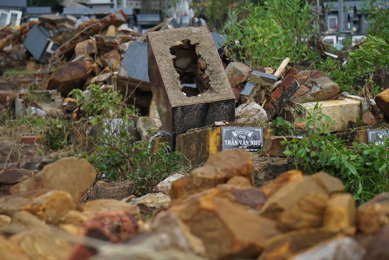 Xót xa hàng ngàn ngôi mộ tại nghĩa trang lớn nhất Đà Nẵng bị mưa lũ cuốn trôi, vùi lấp