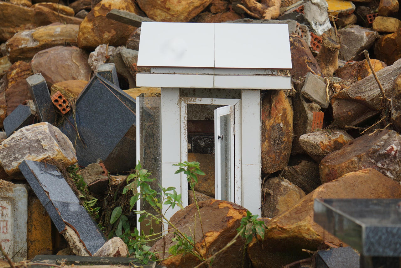 Xót xa hàng ngàn ngôi mộ tại nghĩa trang lớn nhất Đà Nẵng bị mưa lũ cuốn trôi, vùi lấp