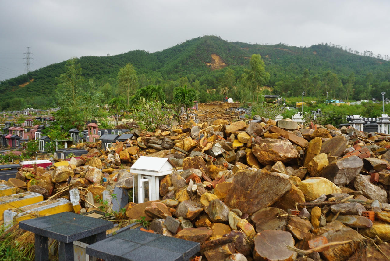 Xót xa hàng ngàn ngôi mộ tại nghĩa trang lớn nhất Đà Nẵng bị mưa lũ cuốn trôi, vùi lấp
