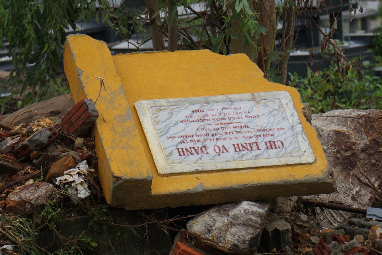 Xót xa hàng ngàn ngôi mộ tại nghĩa trang lớn nhất Đà Nẵng bị mưa lũ cuốn trôi, vùi lấp