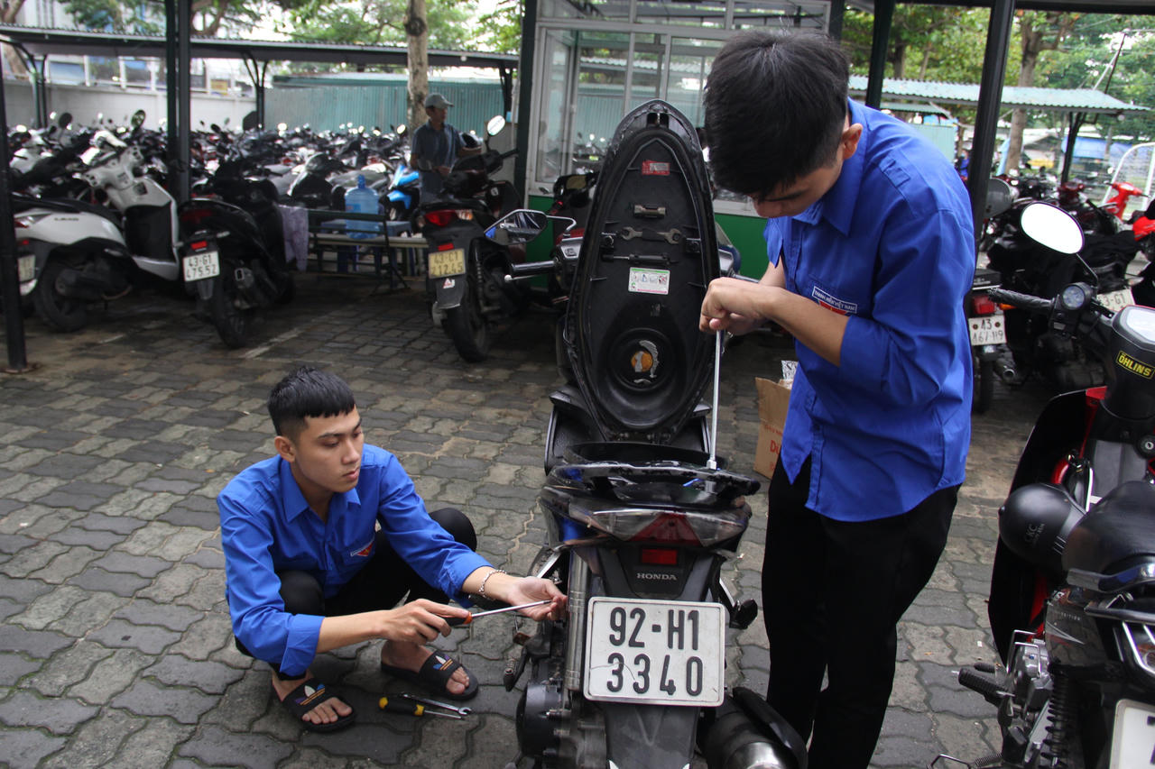 Ấm lòng nhiều điểm sửa xe miễn phí cho người dân Đà Nẵng sau mưa lũ lịch sử