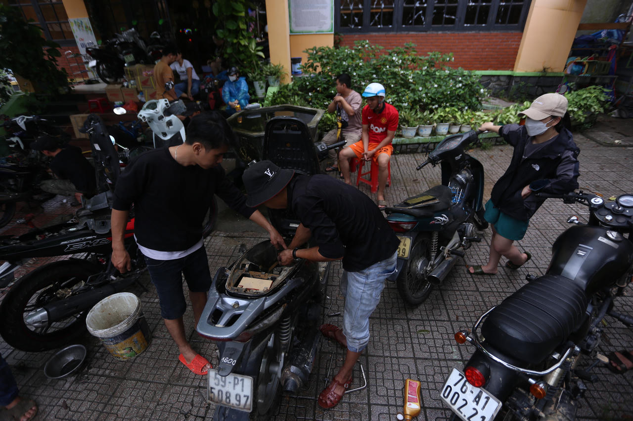 Ấm lòng nhiều điểm sửa xe miễn phí cho người dân Đà Nẵng sau mưa lũ lịch sử
