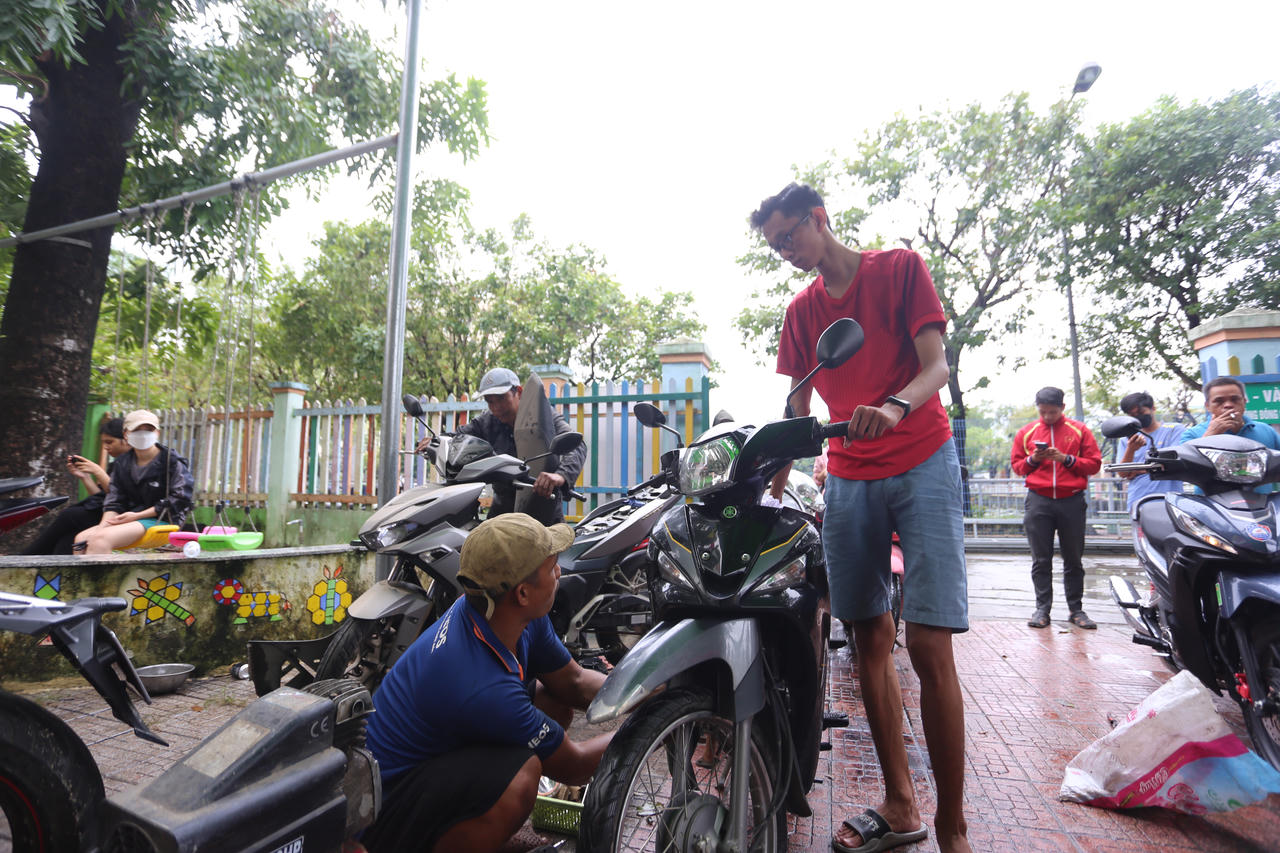Ấm lòng nhiều điểm sửa xe miễn phí cho người dân Đà Nẵng sau mưa lũ lịch sử