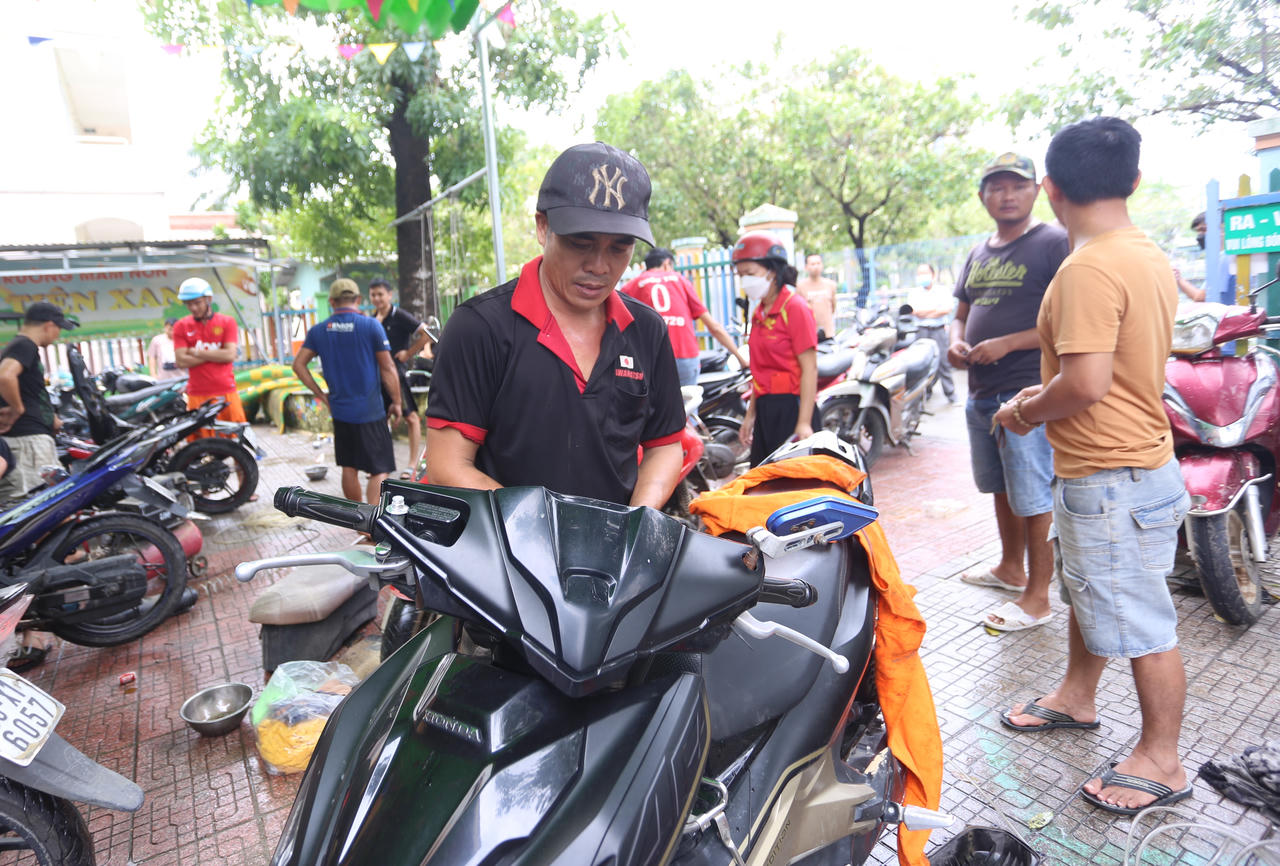 Ấm lòng nhiều điểm sửa xe miễn phí cho người dân Đà Nẵng sau mưa lũ lịch sử