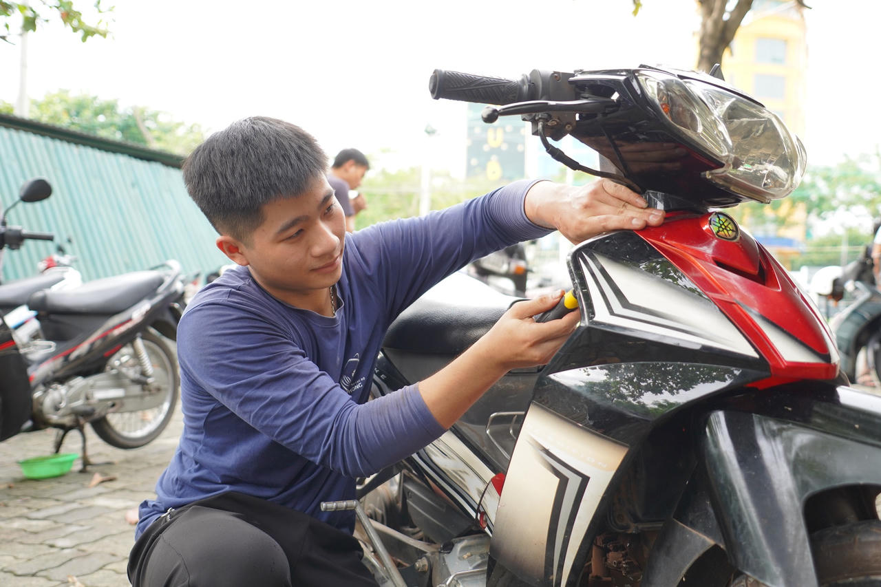 Ấm lòng nhiều điểm sửa xe miễn phí cho người dân Đà Nẵng sau mưa lũ lịch sử