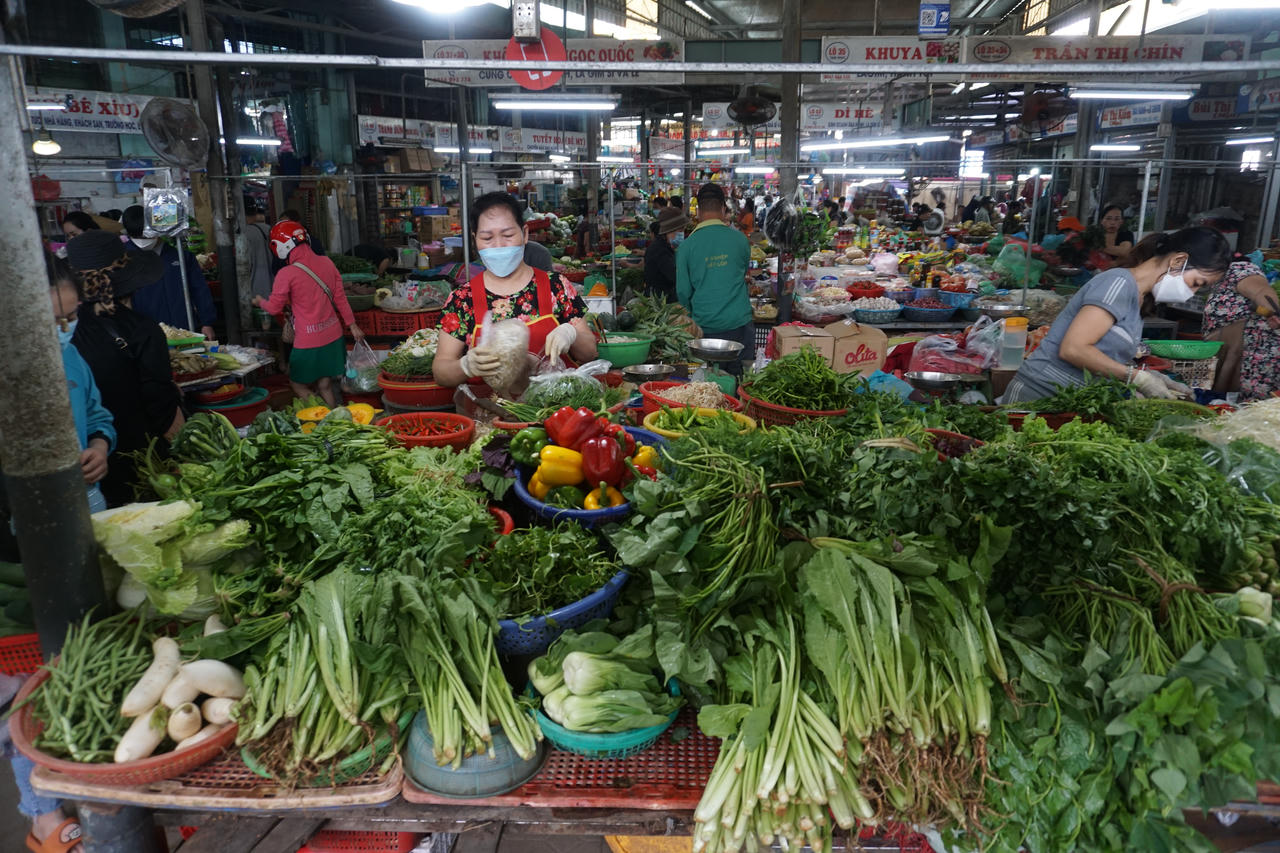 Sau mưa lũ lịch sử, giá rau xanh tại Đà Nẵng tăng cao