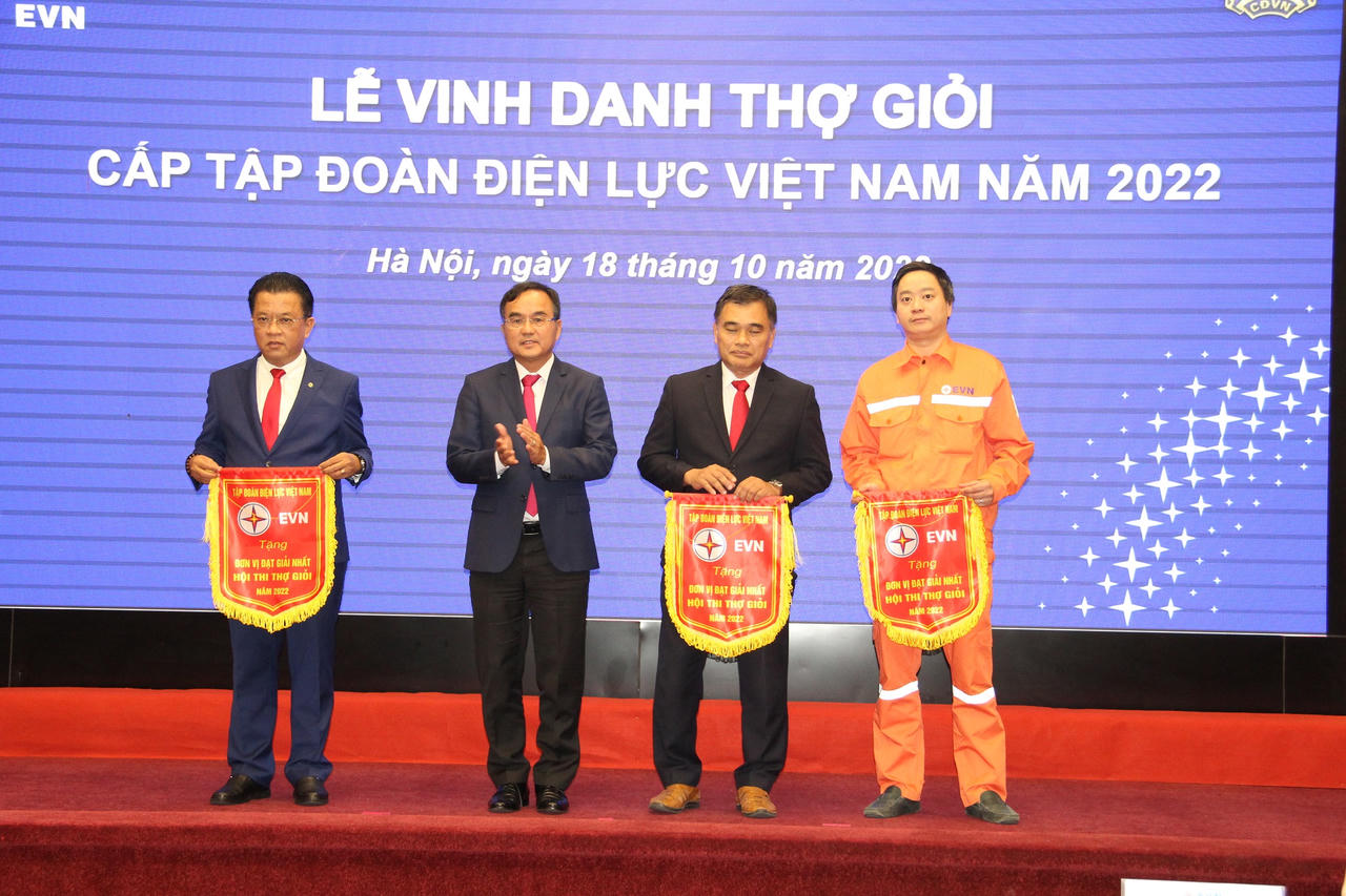 12 công nhân EVNCPC được vinh danh Thợ giỏi cấp EVN năm 2022
