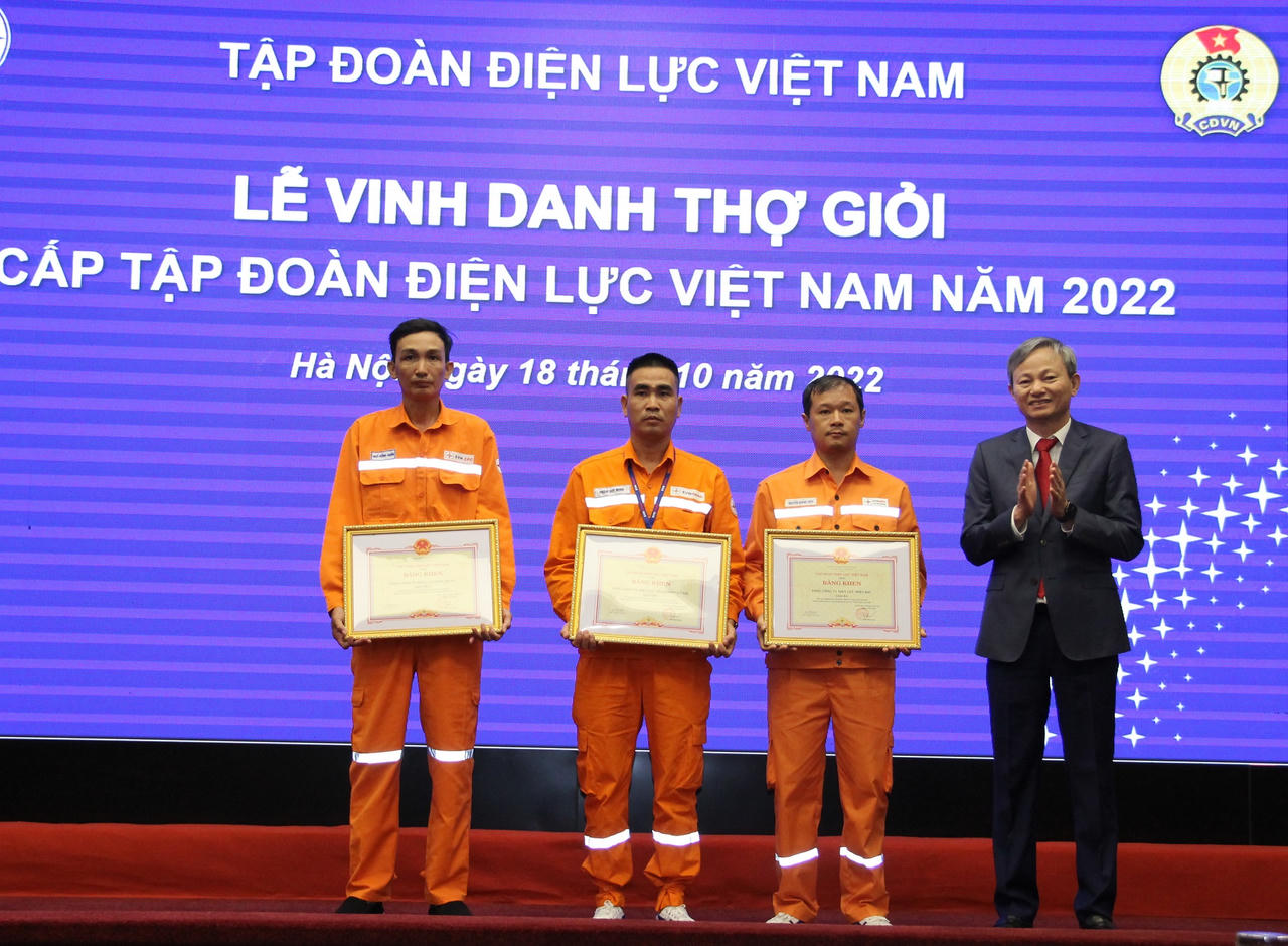 12 công nhân EVNCPC được vinh danh Thợ giỏi cấp EVN năm 2022