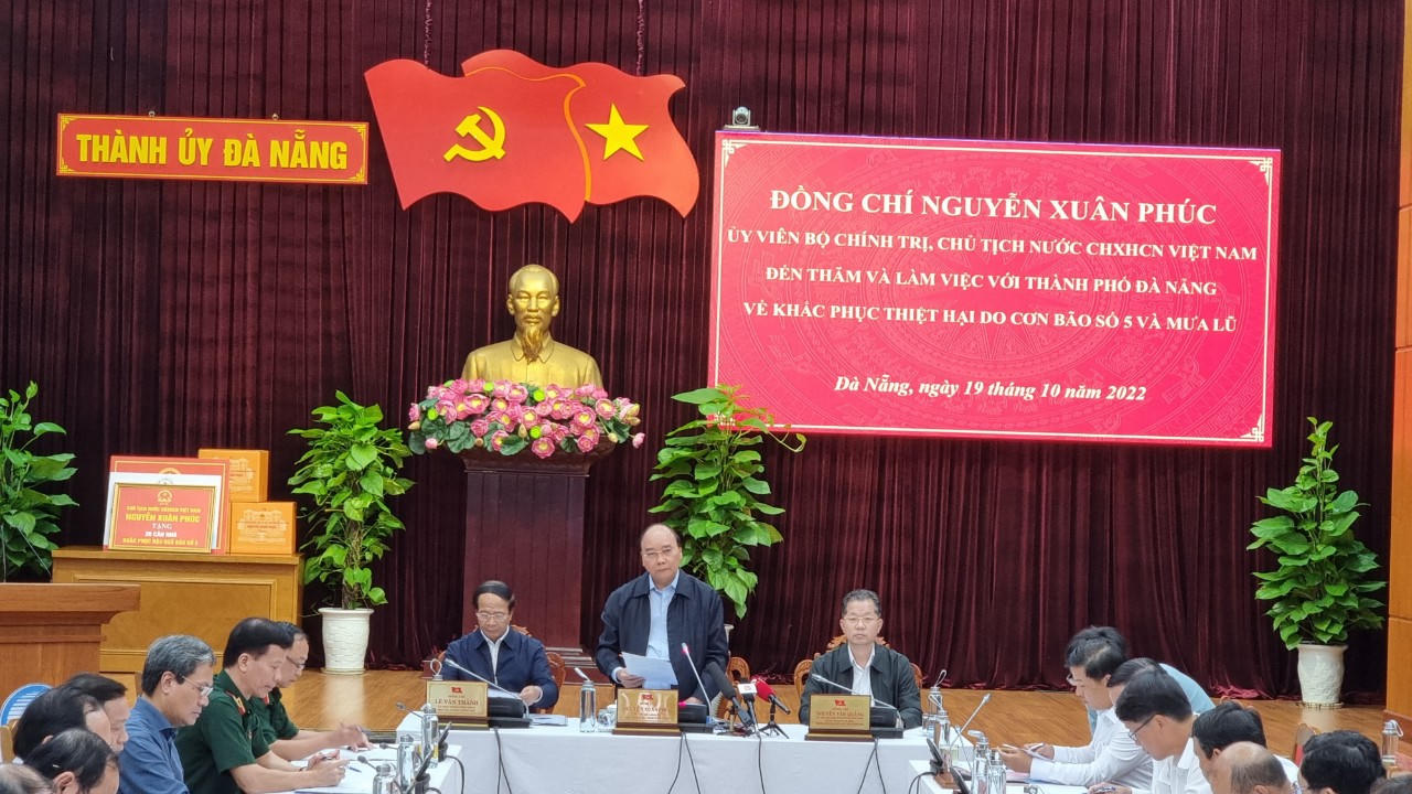 Chủ tịch nước kiểm tra công tác khắc phục thiệt hại bão số 5 và mưa lũ lịch sử tại Đà Nẵng
