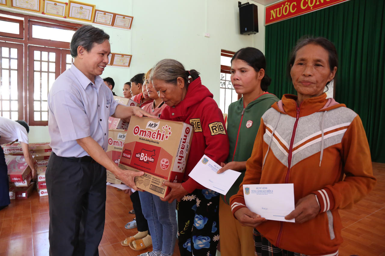 Vùng Cảnh sát biển 2 hỗ trợ người dân thiệt hại mưa lũ ở Quảng Ngãi