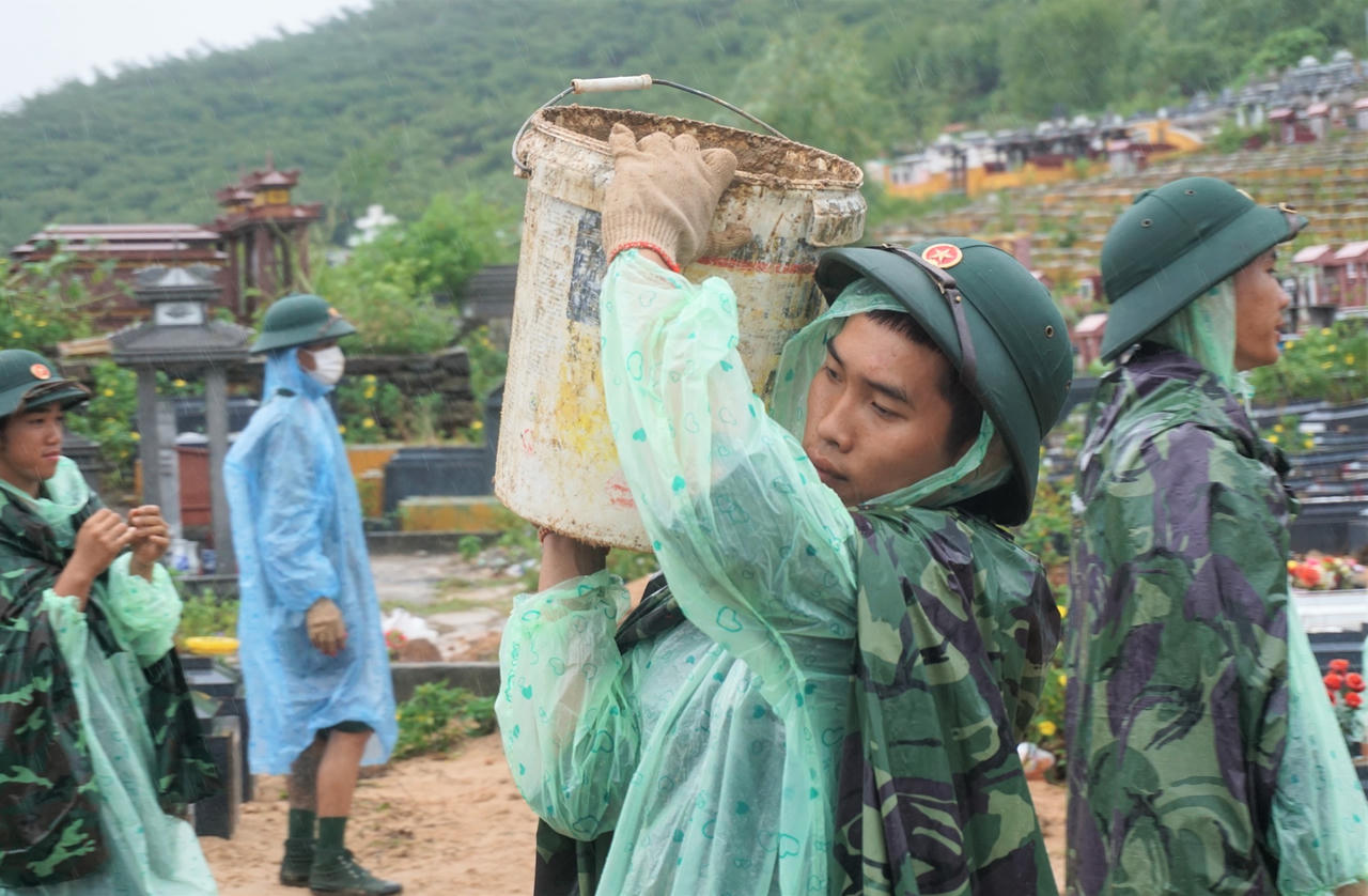 Bộ đội 'dầm mưa' giúp người dân lật đá tìm mồ mả bị vùi lấp ở Đà Nẵng
