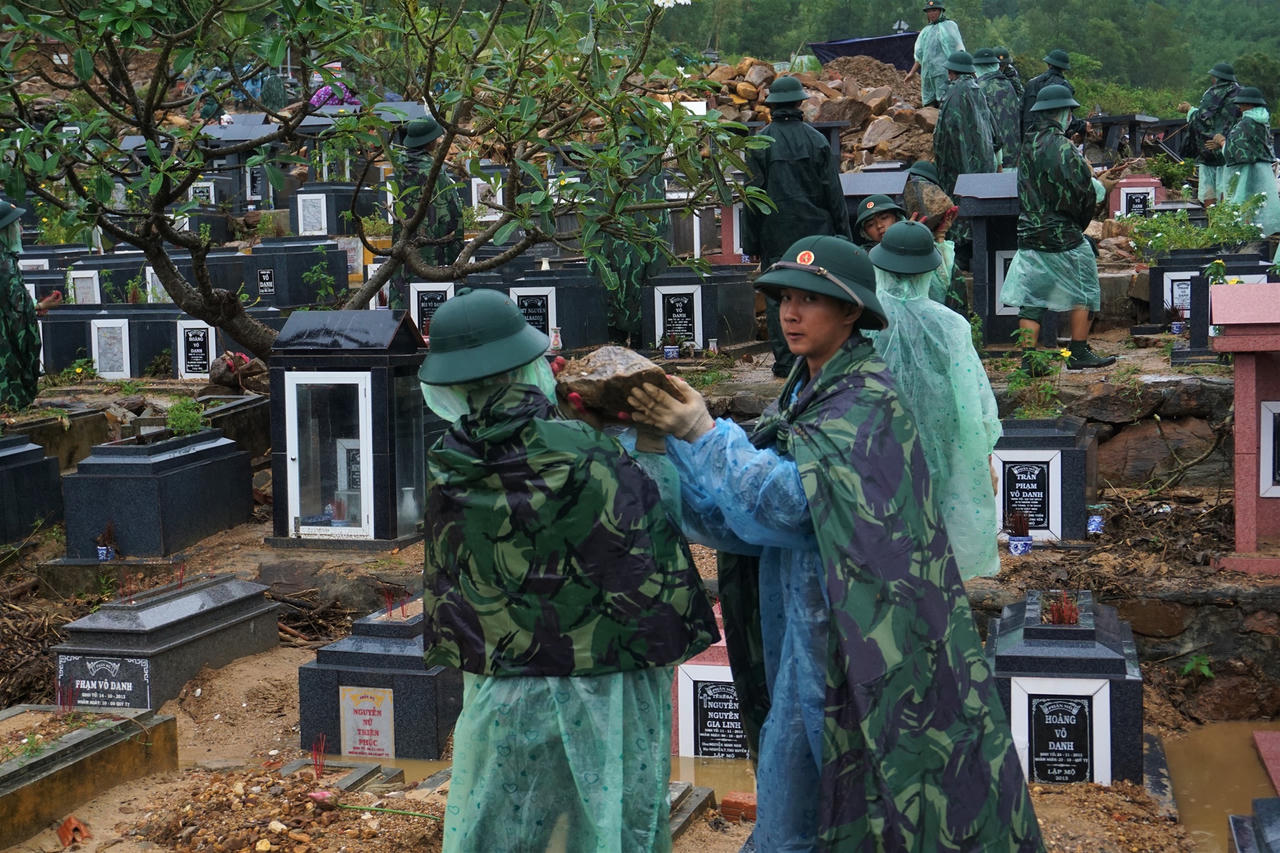 Bộ đội 'dầm mưa' giúp người dân lật đá tìm mồ mả bị vùi lấp ở Đà Nẵng
