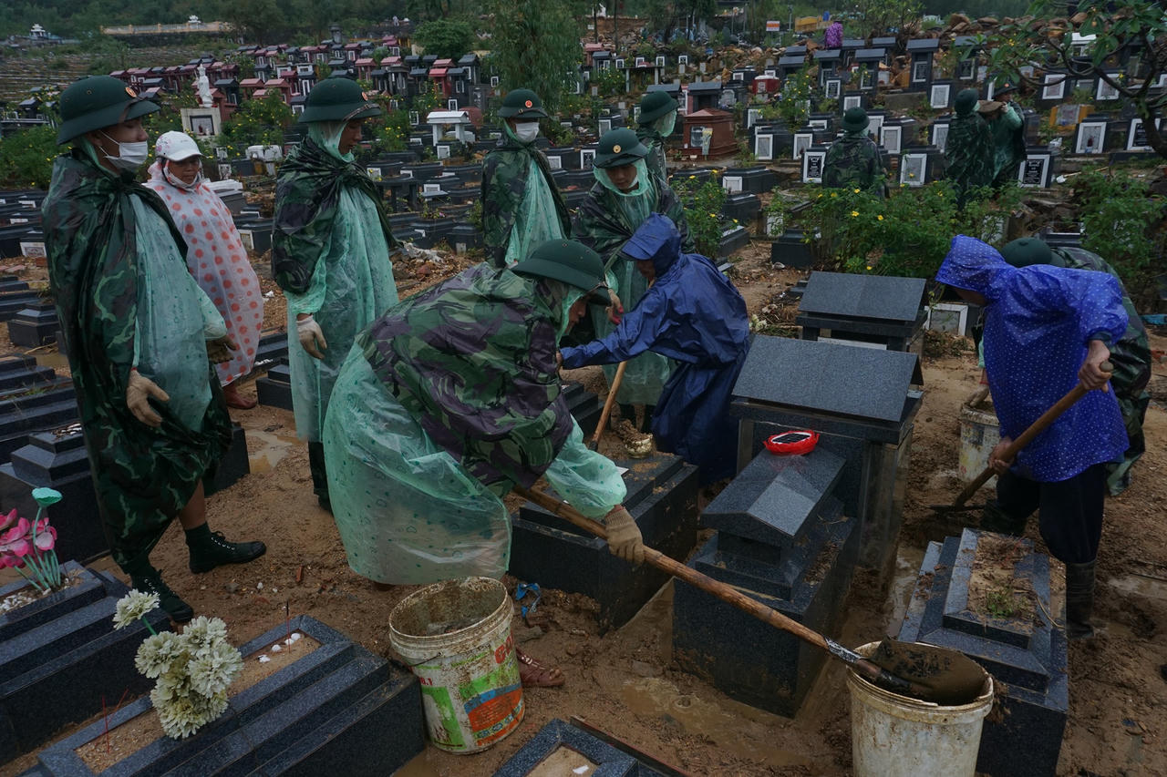 Bộ đội 'dầm mưa' giúp người dân lật đá tìm mồ mả bị vùi lấp ở Đà Nẵng