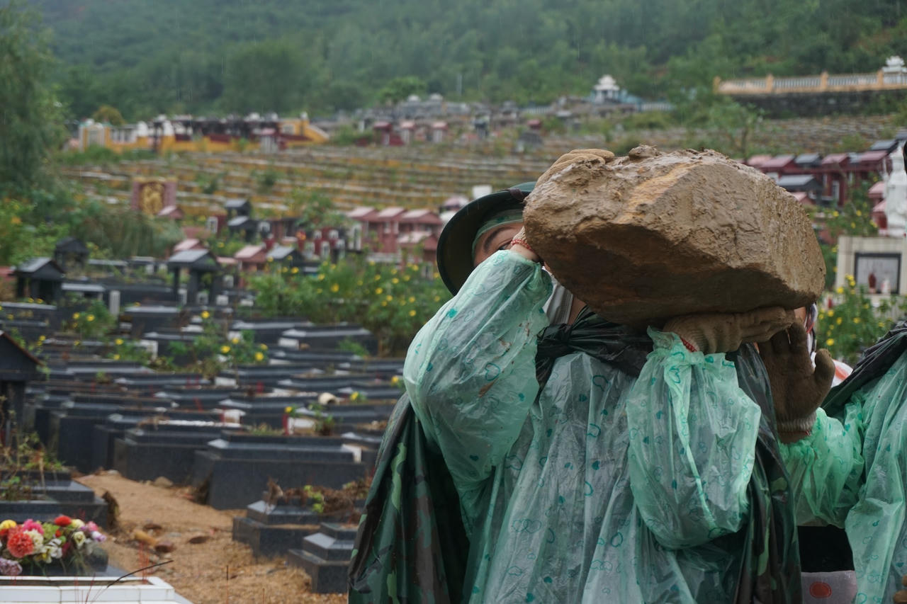 Bộ đội 'dầm mưa' giúp người dân lật đá tìm mồ mả bị vùi lấp ở Đà Nẵng