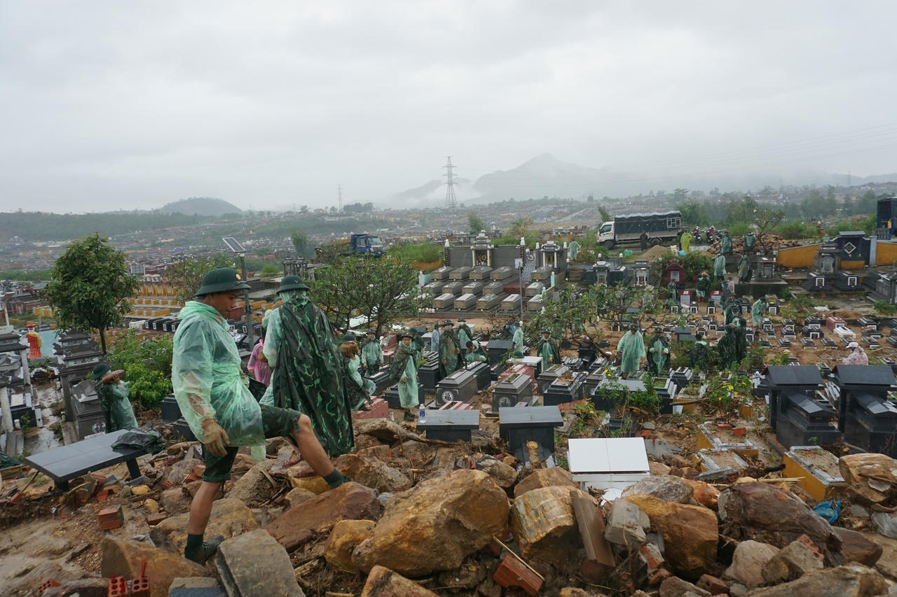 Bộ đội 'dầm mưa' giúp người dân lật đá tìm mồ mả bị vùi lấp ở Đà Nẵng