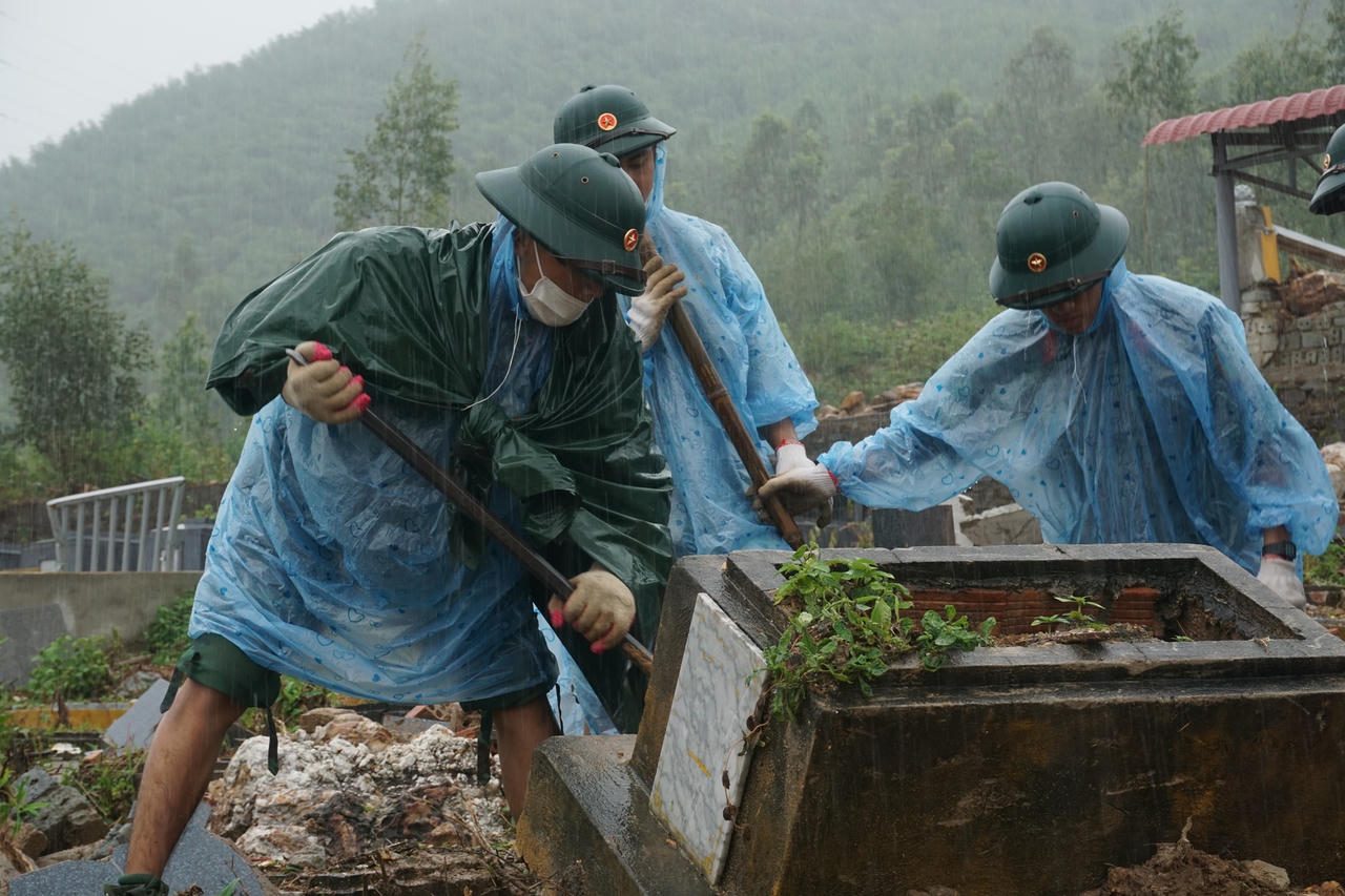 Bộ đội 'dầm mưa' giúp người dân lật đá tìm mồ mả bị vùi lấp ở Đà Nẵng