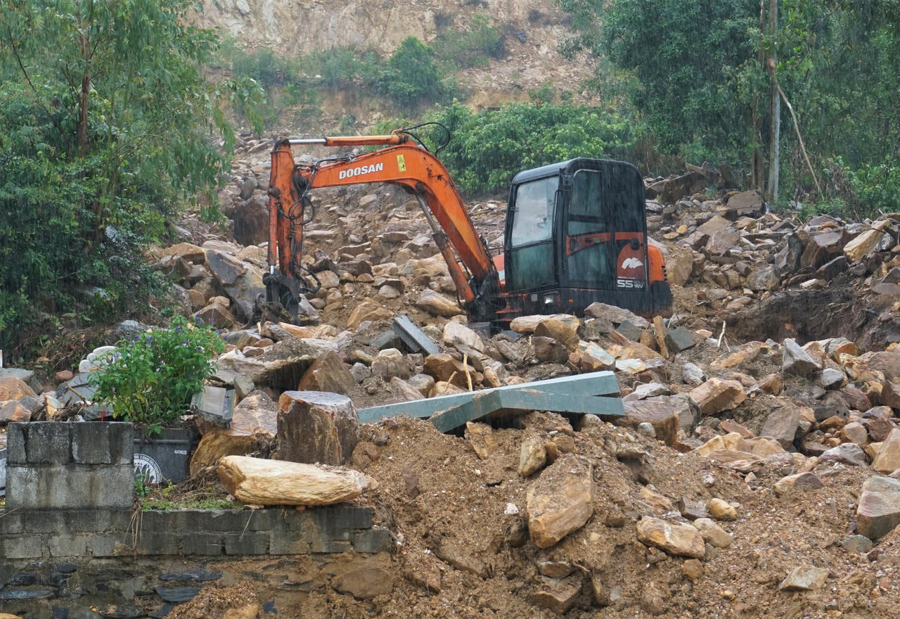 Bộ đội 'dầm mưa' giúp người dân lật đá tìm mồ mả bị vùi lấp ở Đà Nẵng