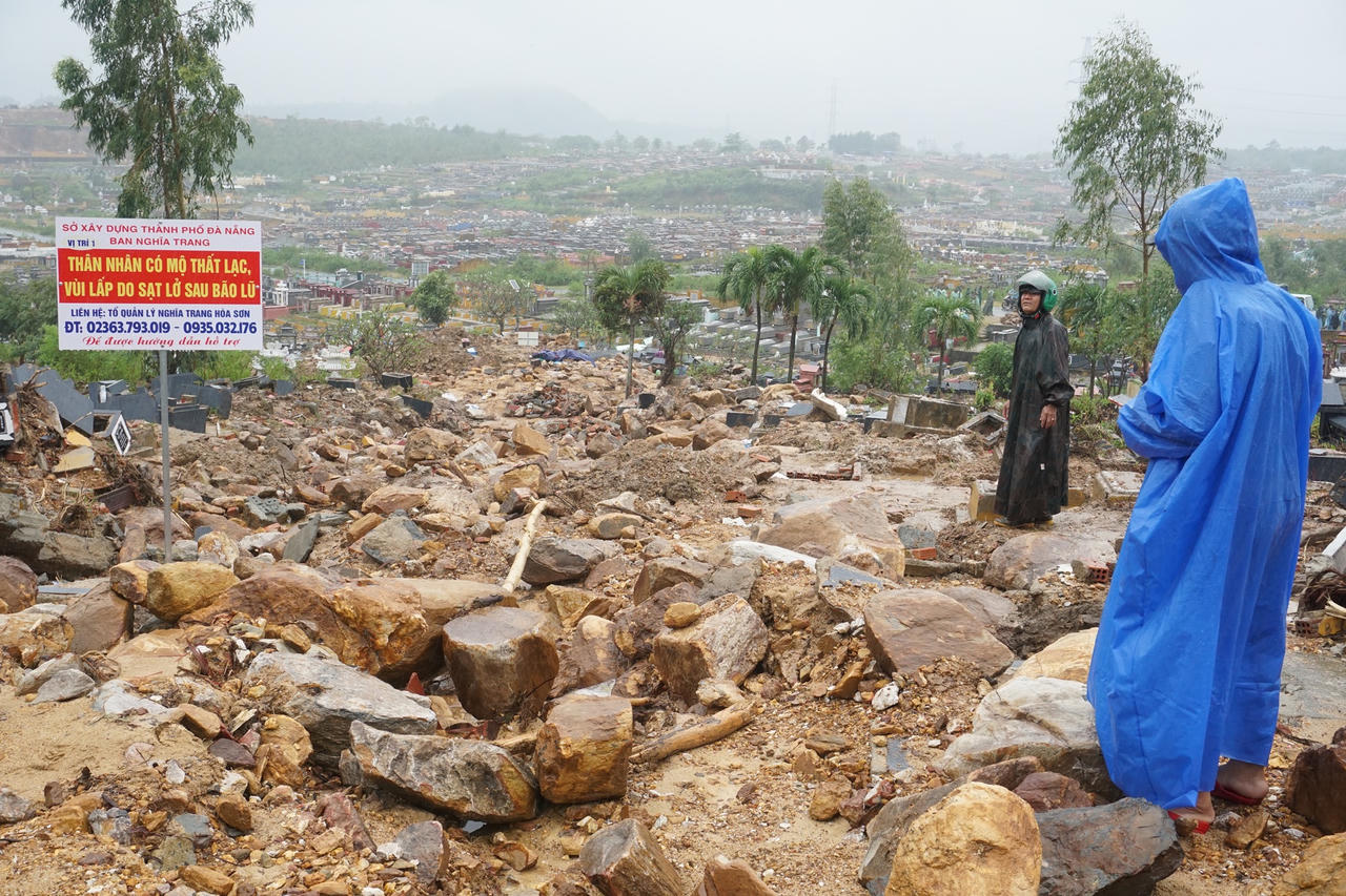 Bộ đội 'dầm mưa' giúp người dân lật đá tìm mồ mả bị vùi lấp ở Đà Nẵng
