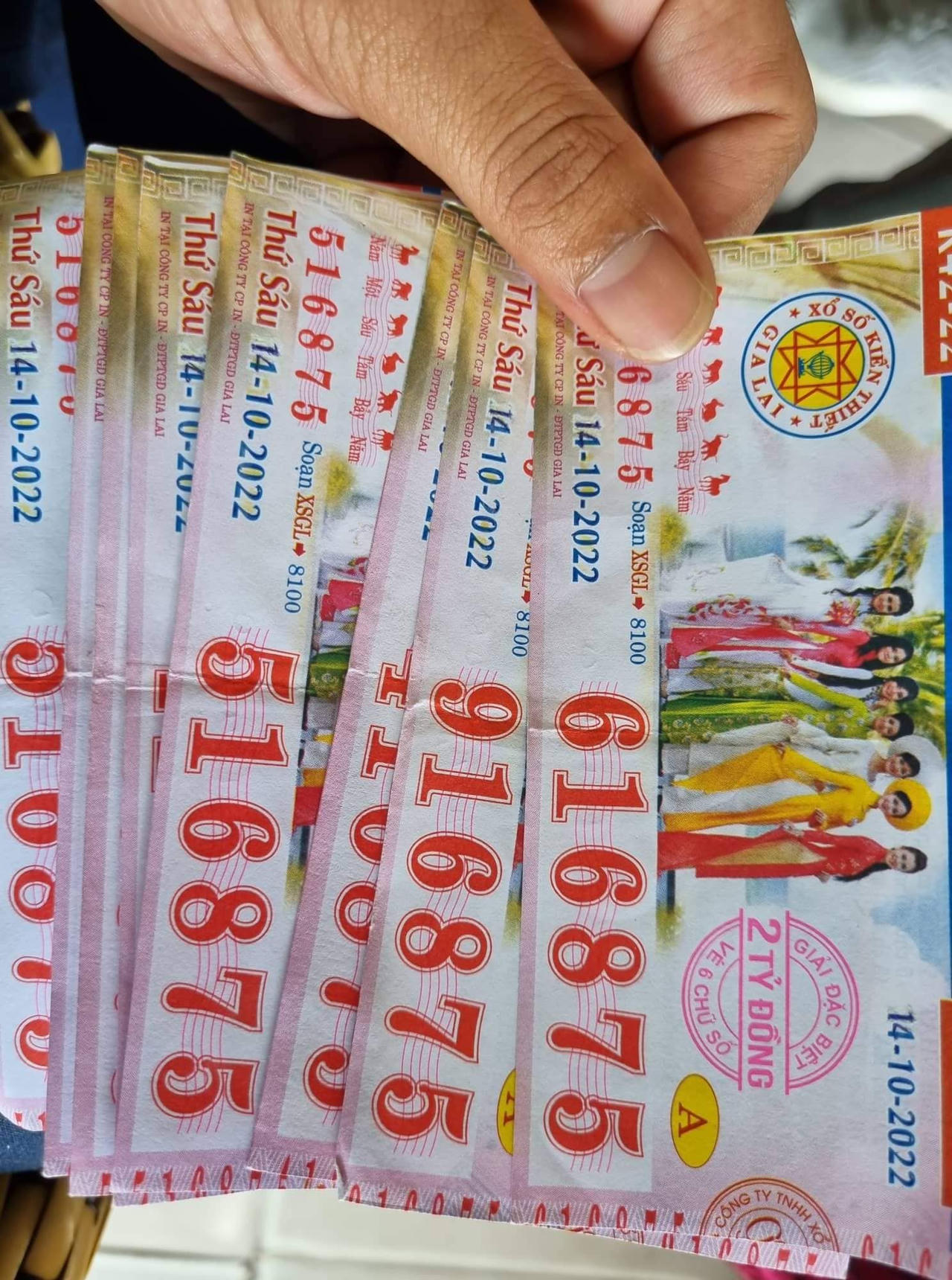 Truy tìm đối tượng lừa lấy tiền của cụ bà bán vé số 